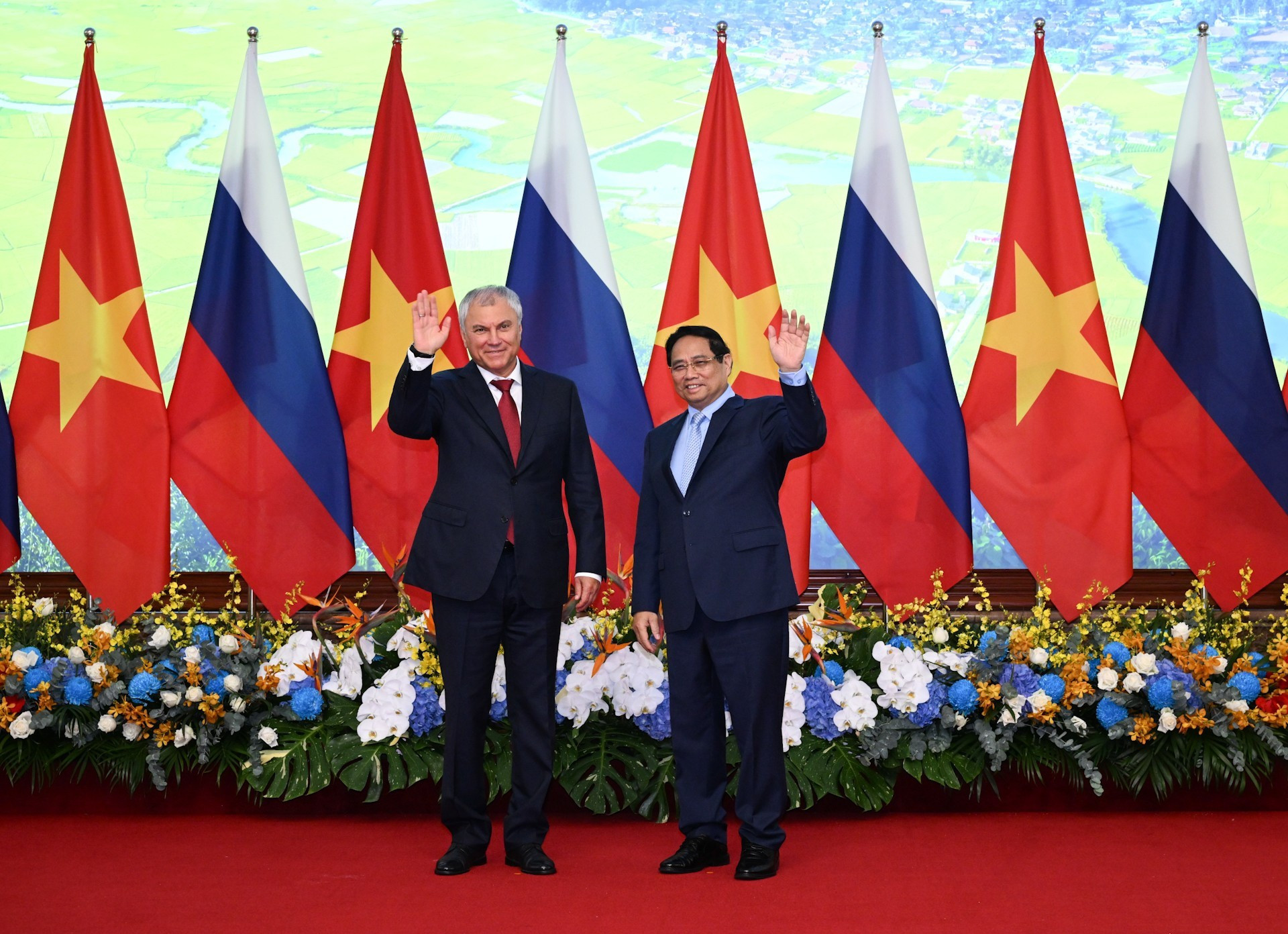 El primer ministro de Vietnam, Pham Minh Chinh, y el presidente de la Duma Estatal de Rusia, Vyacheslav Volodin.