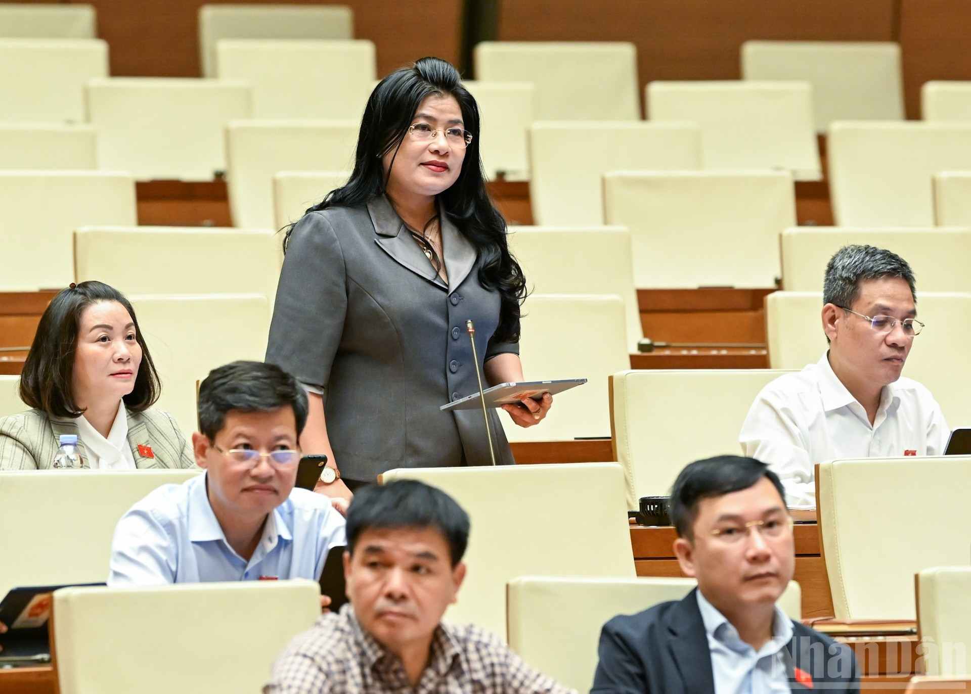 La diputada Dang Thi My Huong, de la provincia de Khanh Hoa, habla en el acto.