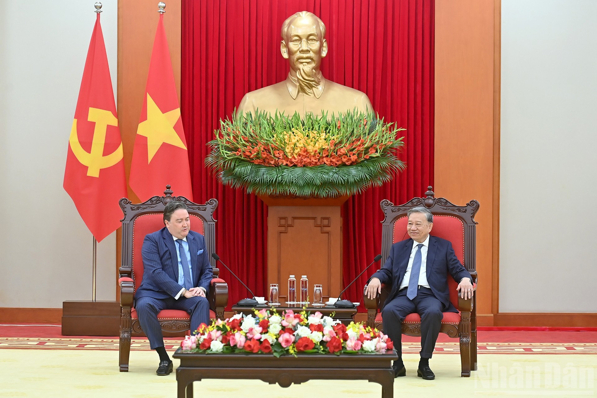 El secretario general del Partido Comunista de Vietnam, To Lam, se reúne con el embajador de Estados Unidos en el país, Marc Knapper.