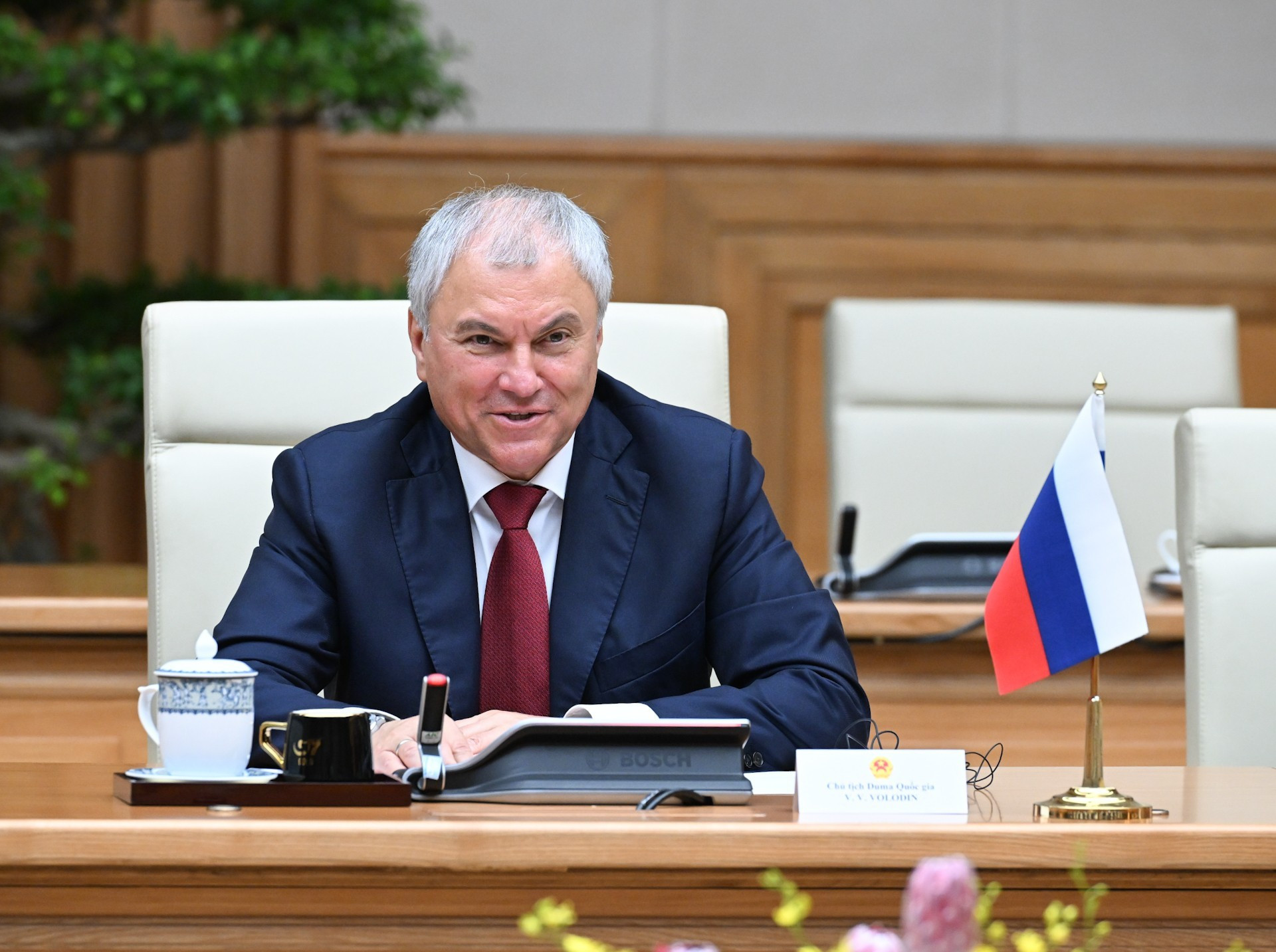 El presidente de la Duma Estatal de Rusia, Vyacheslav Volodin, habla en la cita.