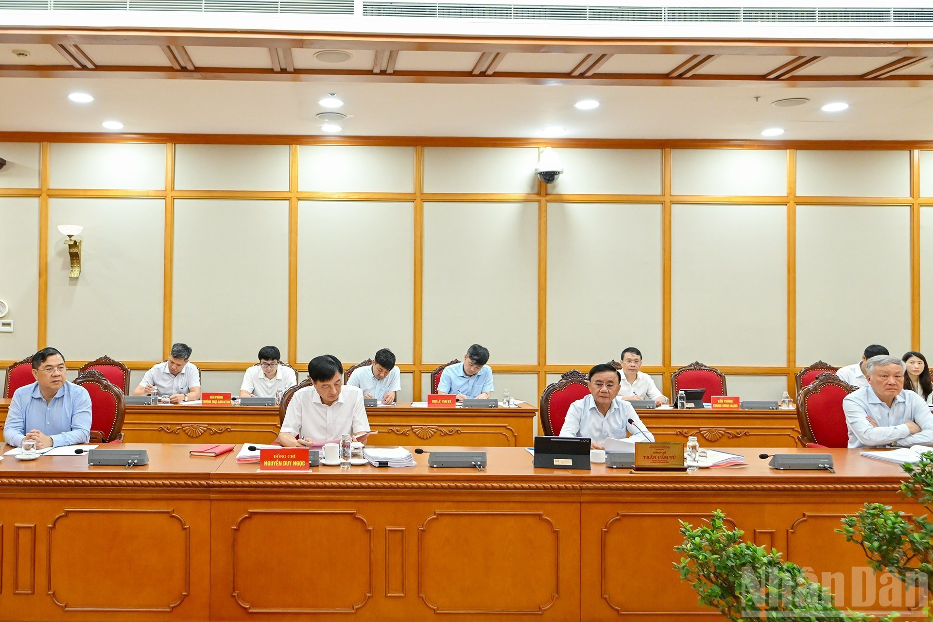 [Foto] Buró Político trabaja con Junta Permanente de Comités del Partido de Ninh Binh y Dak Lak