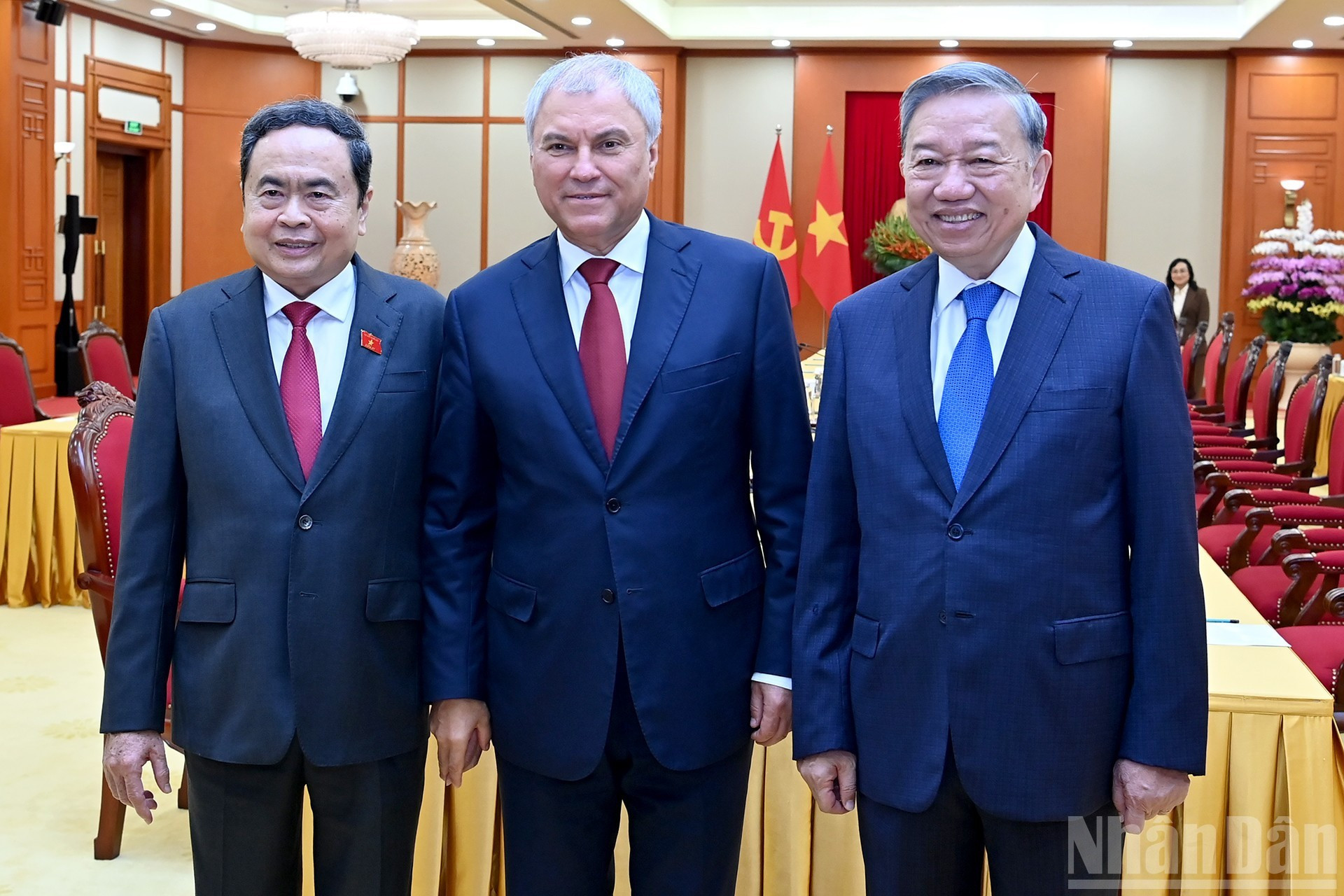 El secretario general del Partido Comunista de Vietnam, To Lam, y el presidente de la Asamblea Nacional, Tran Thanh Man, posan junto al titular de la Duma Estatal de Rusia, Vyacheslav Volodin. El secretario general del Partido Comunista de Vietnam, To Lam, y el presidente de la Asamblea Nacional, Tran Thanh Man, posan junto al titular de la Duma Estatal de Rusia, Vyacheslav Volodin.