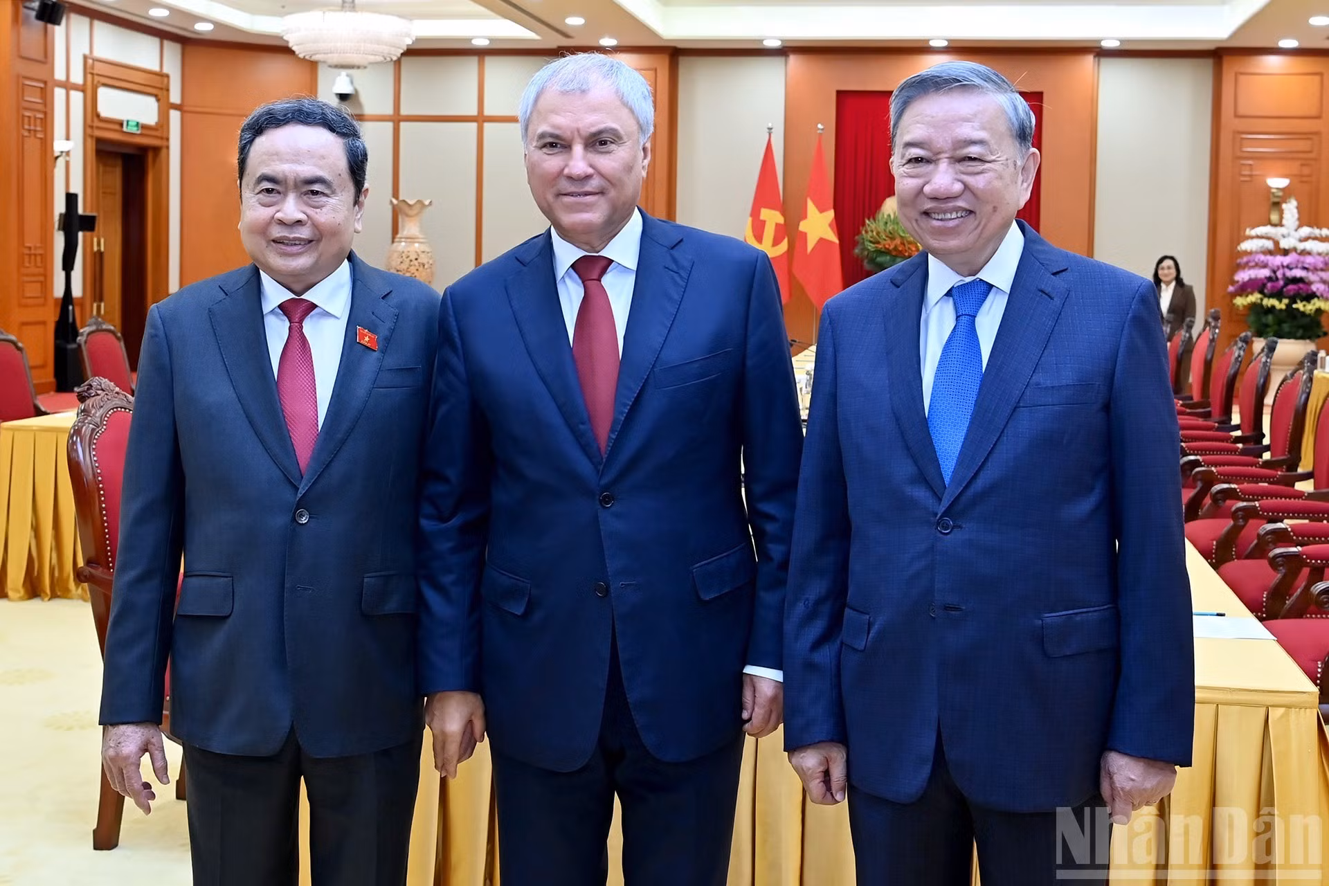 El secretario general del Partido Comunista de Vietnam, To Lam, y el presidente de la Asamblea Nacional, Tran Thanh Man, posan junto al titular de la Duma Estatal de Rusia, Vyacheslav Volodin.