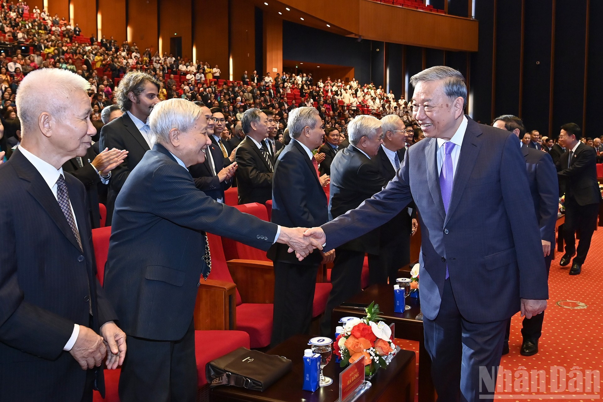 El secretario general del Partido Comunista de Vietnam, To Lam, y los delegados en la cita.