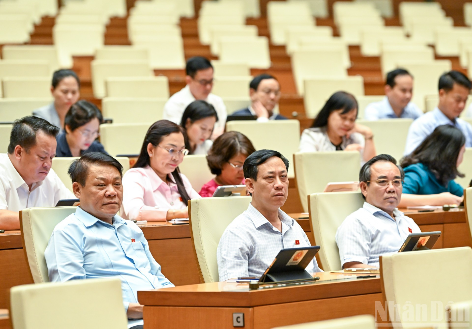 Diputados a tiempo completo en la conferencia.