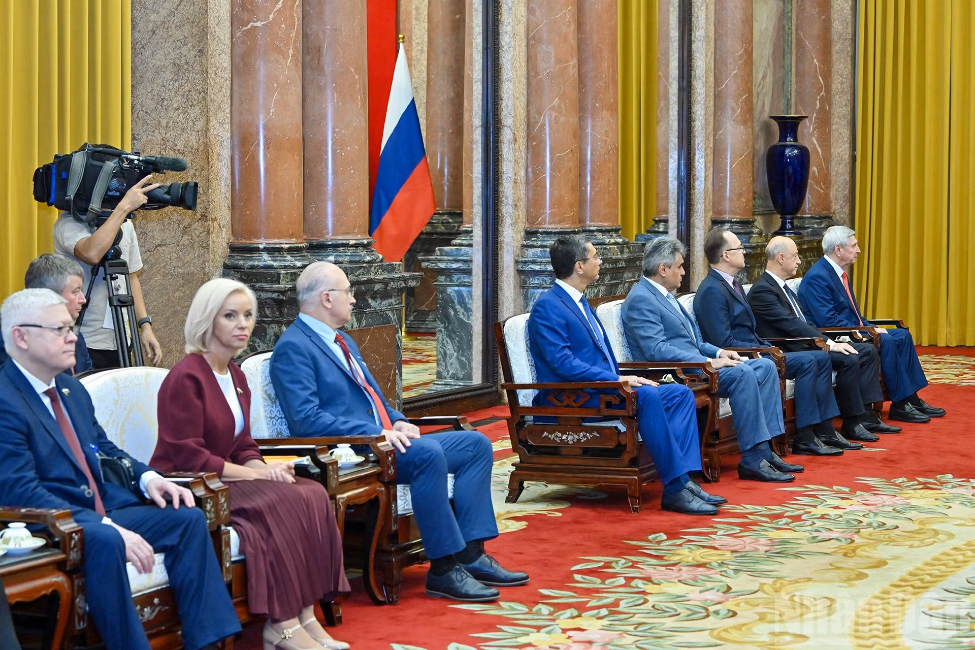 Delegados que acompañan al presidente de la Duma Estatal de Rusia, Viacheslav Volodin.