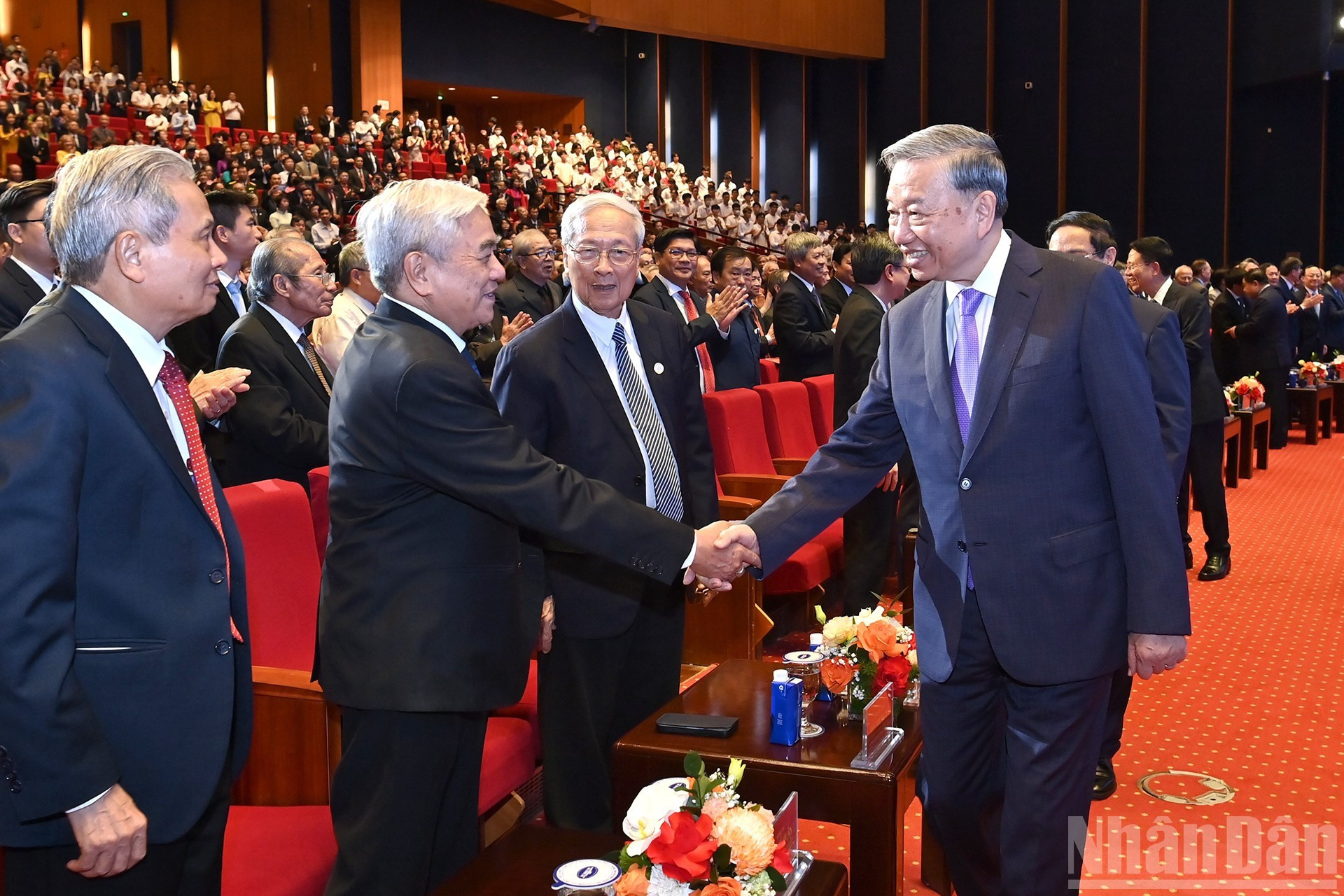 El secretario general del Partido Comunista de Vietnam, To Lam, y los delegados en la ceremonia.