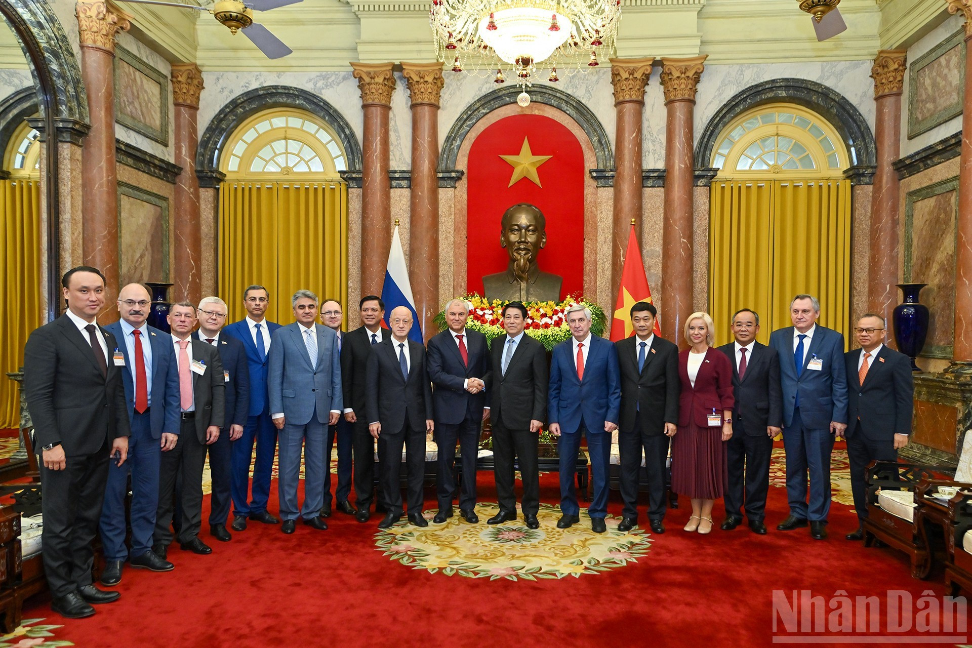 El presidente de Vietnam, Luong Cuong, y el titular de la Duma Estatal de Rusia, Viacheslav Volodin, posan junto con los delegados. El presidente de Vietnam, Luong Cuong, y el titular de la Duma Estatal de Rusia, Viacheslav Volodin, posan junto con los delegados.