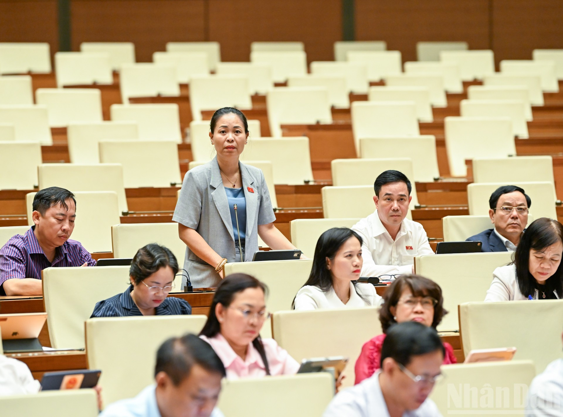 La diputada Nguyen Thi Thu Dung, de la provincia de Hung Yen, presenta su opinión.