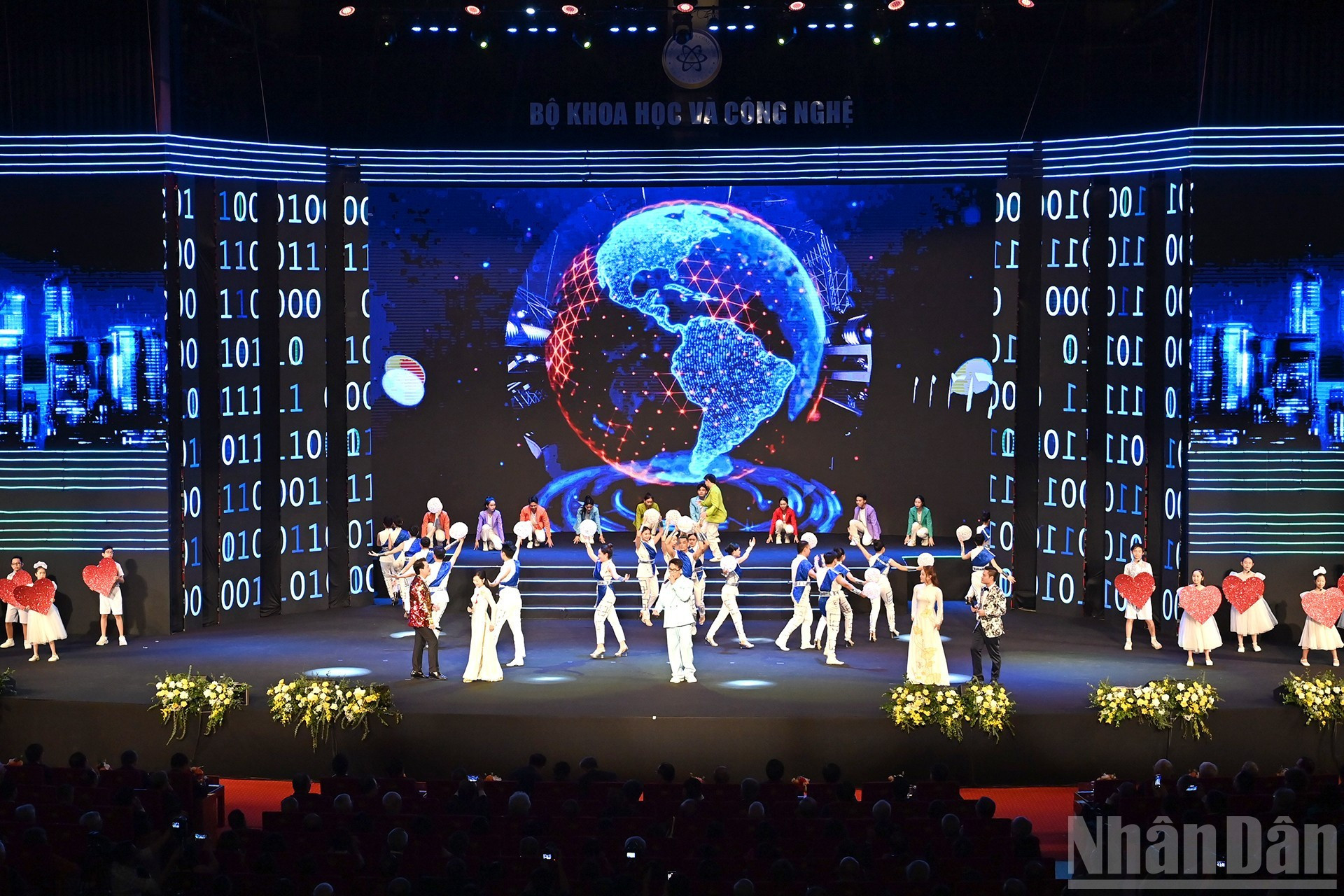 Una actuación artística en el evento.