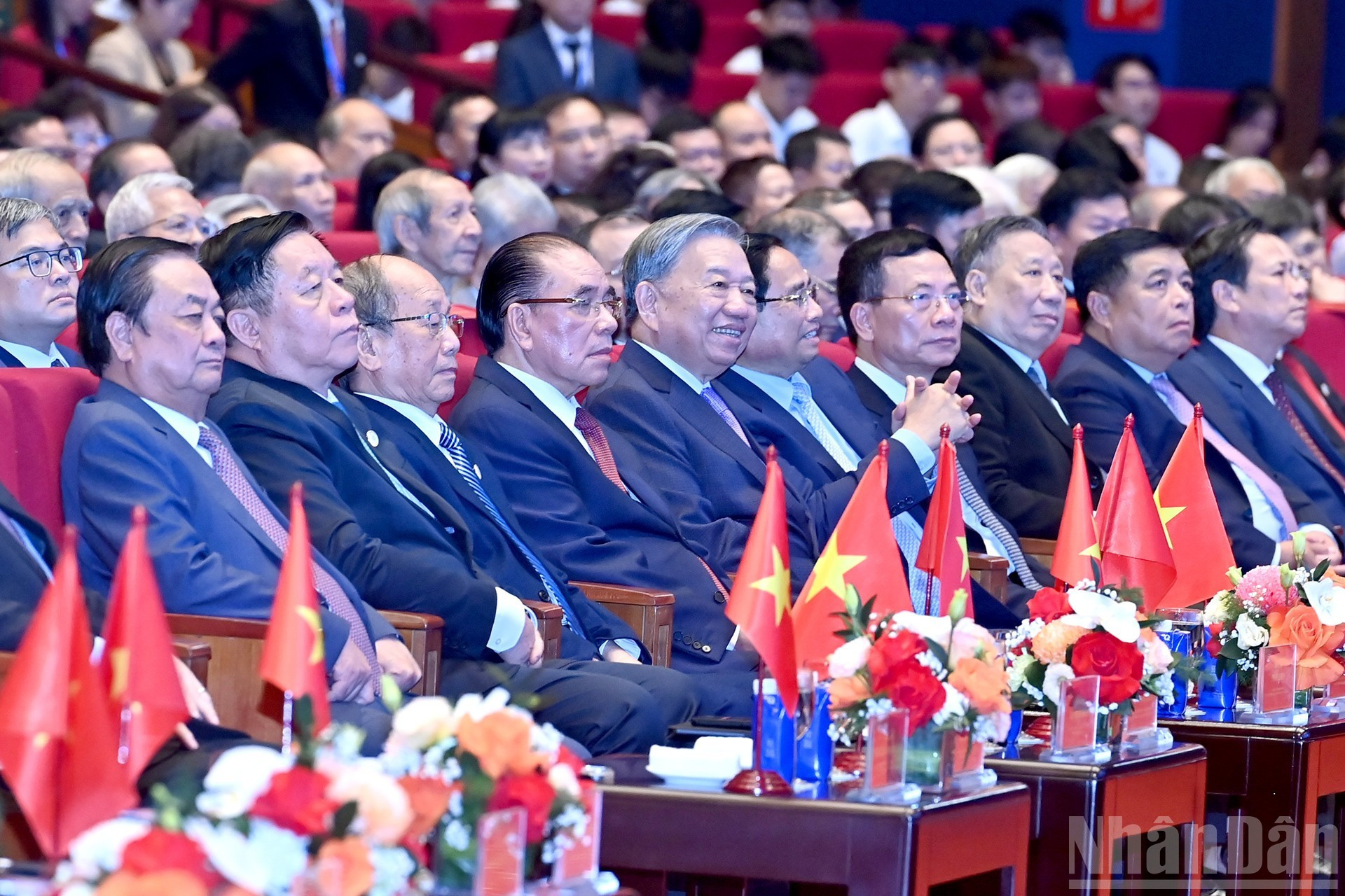 El secretario general del Partido Comunista de Vietnam, To Lam, junto con dirigentes y exdirigentes del Partido y del Estado, y delegados en el evento.