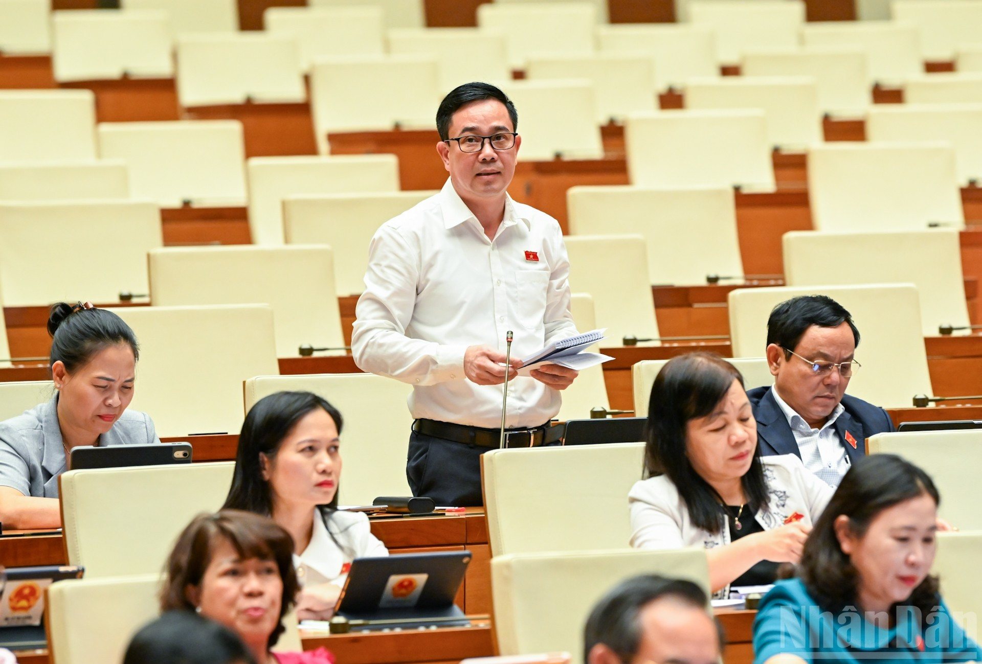 El diputado Nguyen Van Huy, de la provincia de Hung Yen, toma la palabra en la cita.