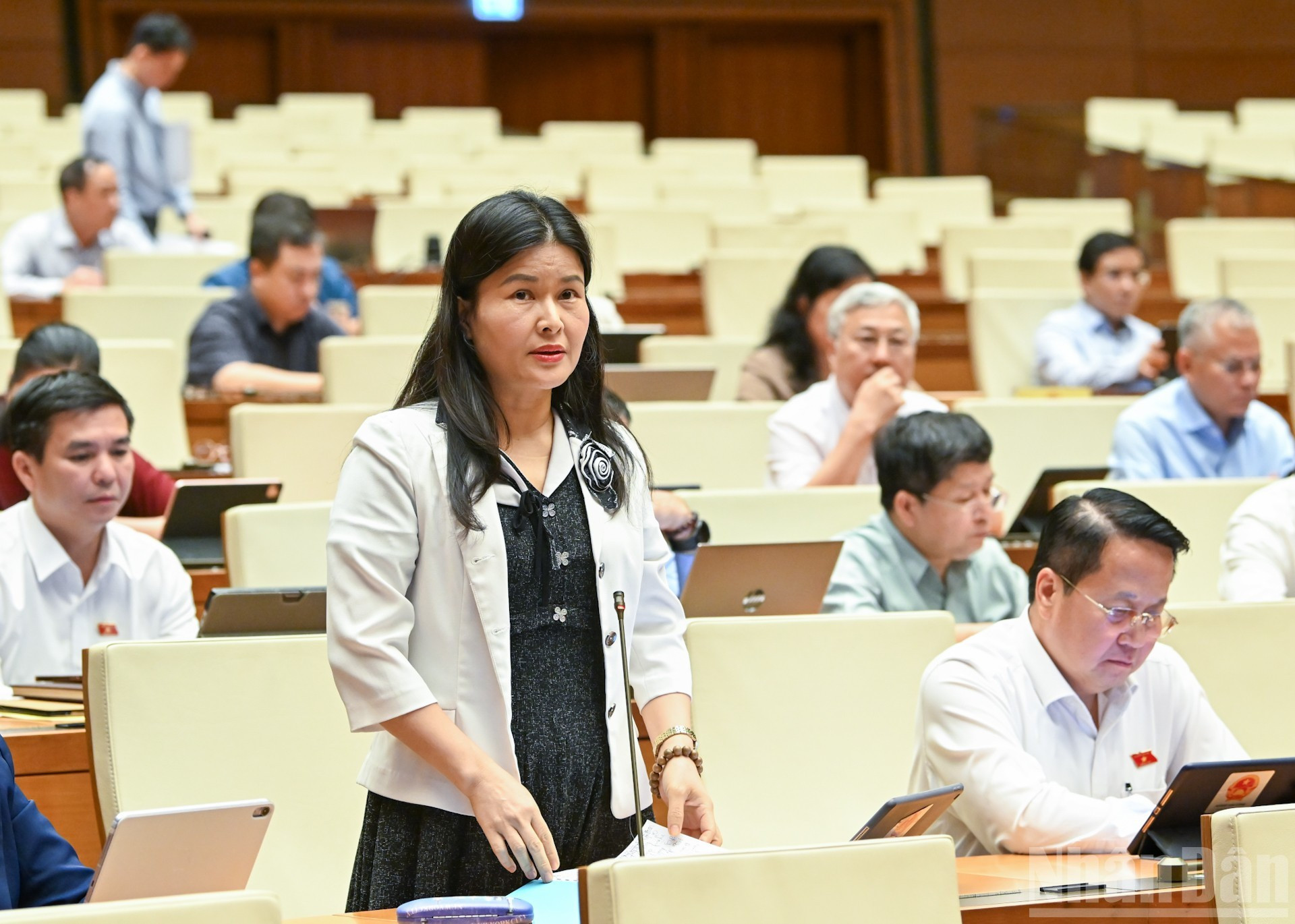 La diputada Bui Thi Quynh Tho, de la provincia de Ha Tinh, interviene en la conferencia.