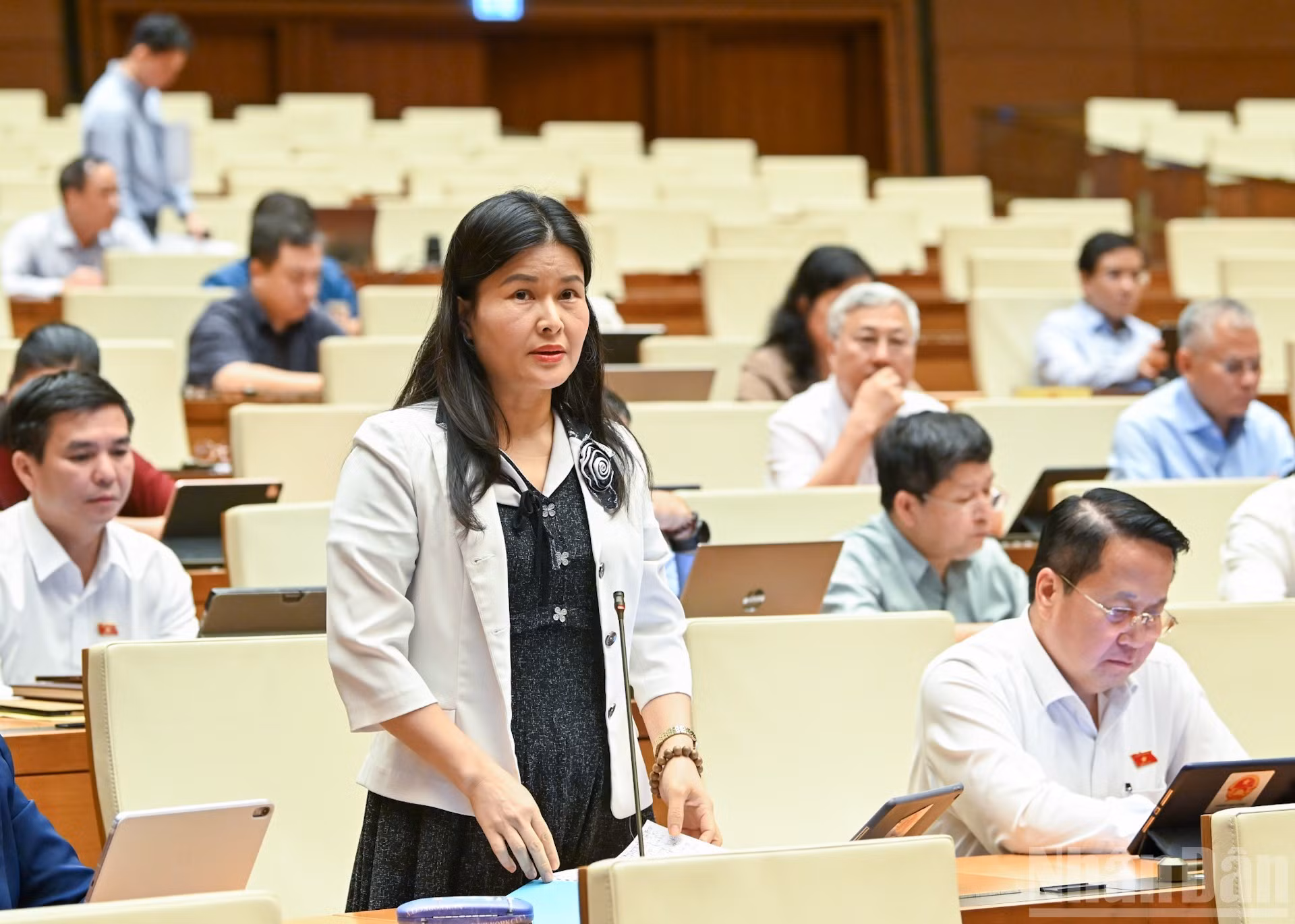 La diputada Bui Thi Quynh Tho, de la provincia de Ha Tinh, interviene en la conferencia.