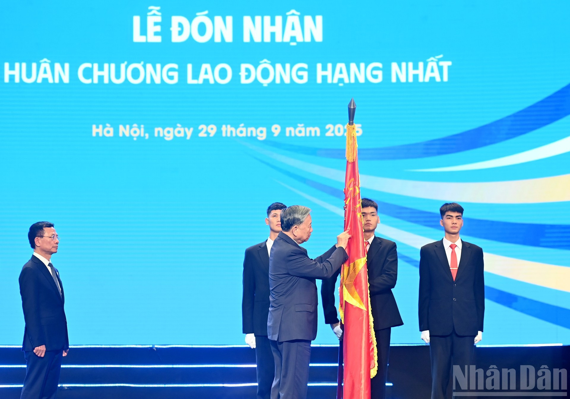 El secretario general del Partido Comunista de Vietnam, To Lam, coloca la Orden de Trabajo de primera clase en la bandera tradicional del Ministerio de Ciencia y Tecnología.