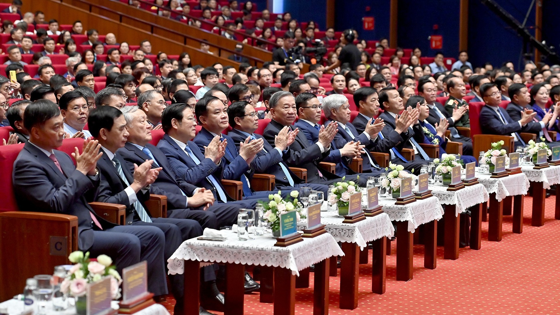 [Foto] Líder partidista vietnamita entrega Medalla al Trabajo de Primera Clase a Petrovietnam