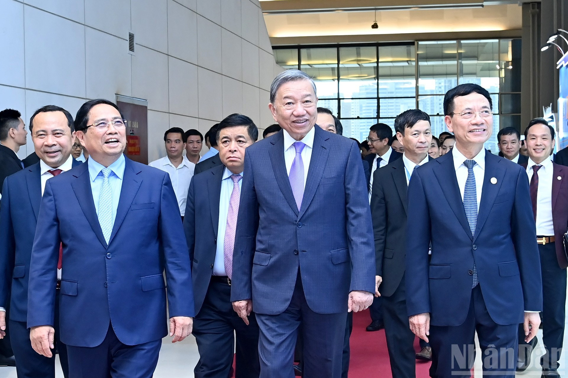 El secretario general del Partido Comunista de Vietnam, To Lam, y el primer ministro del país, Pham Minh Chinh, asisten a la cita.