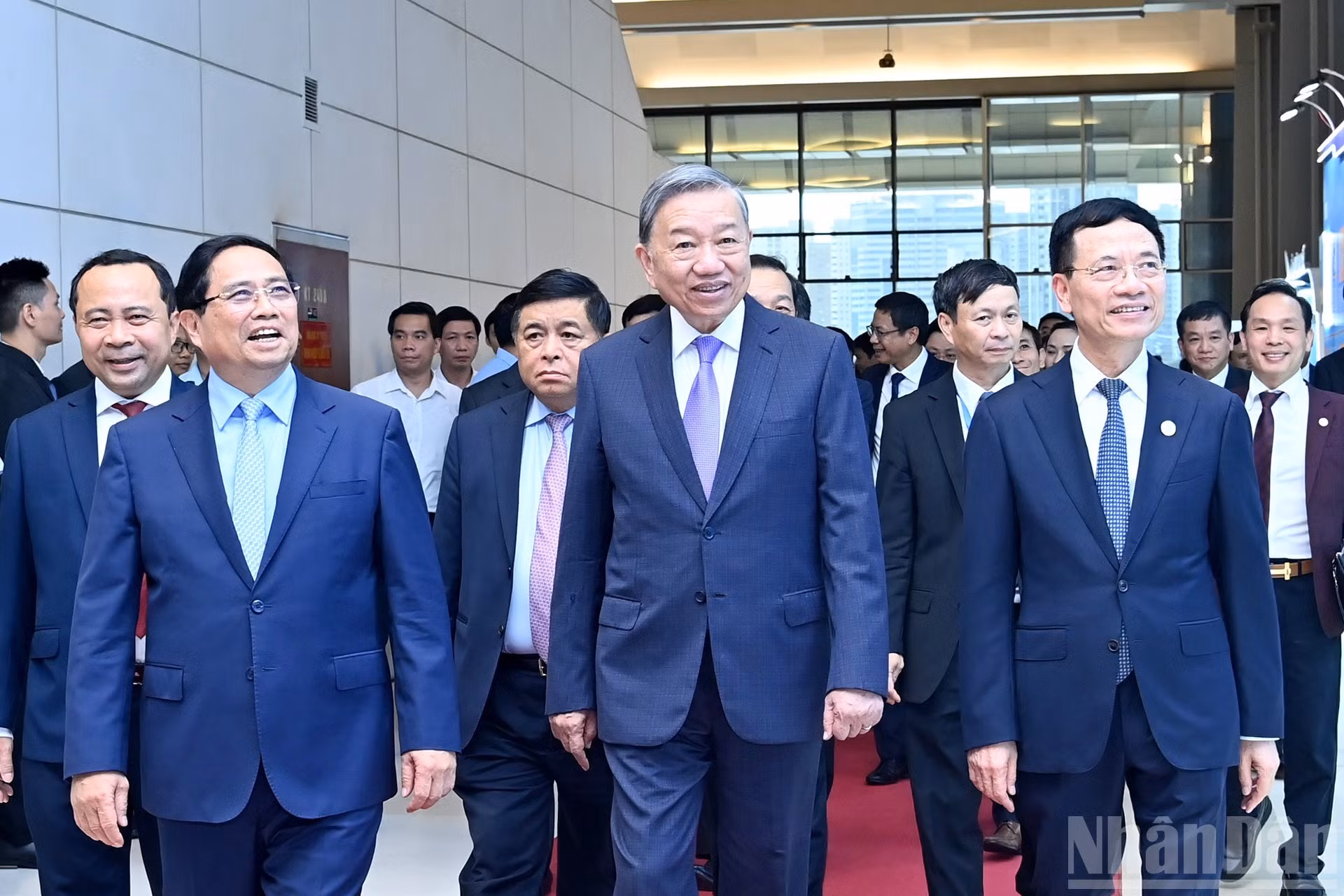 El secretario general del Partido Comunista de Vietnam, To Lam, y el primer ministro del país, Pham Minh Chinh, asisten a la cita.