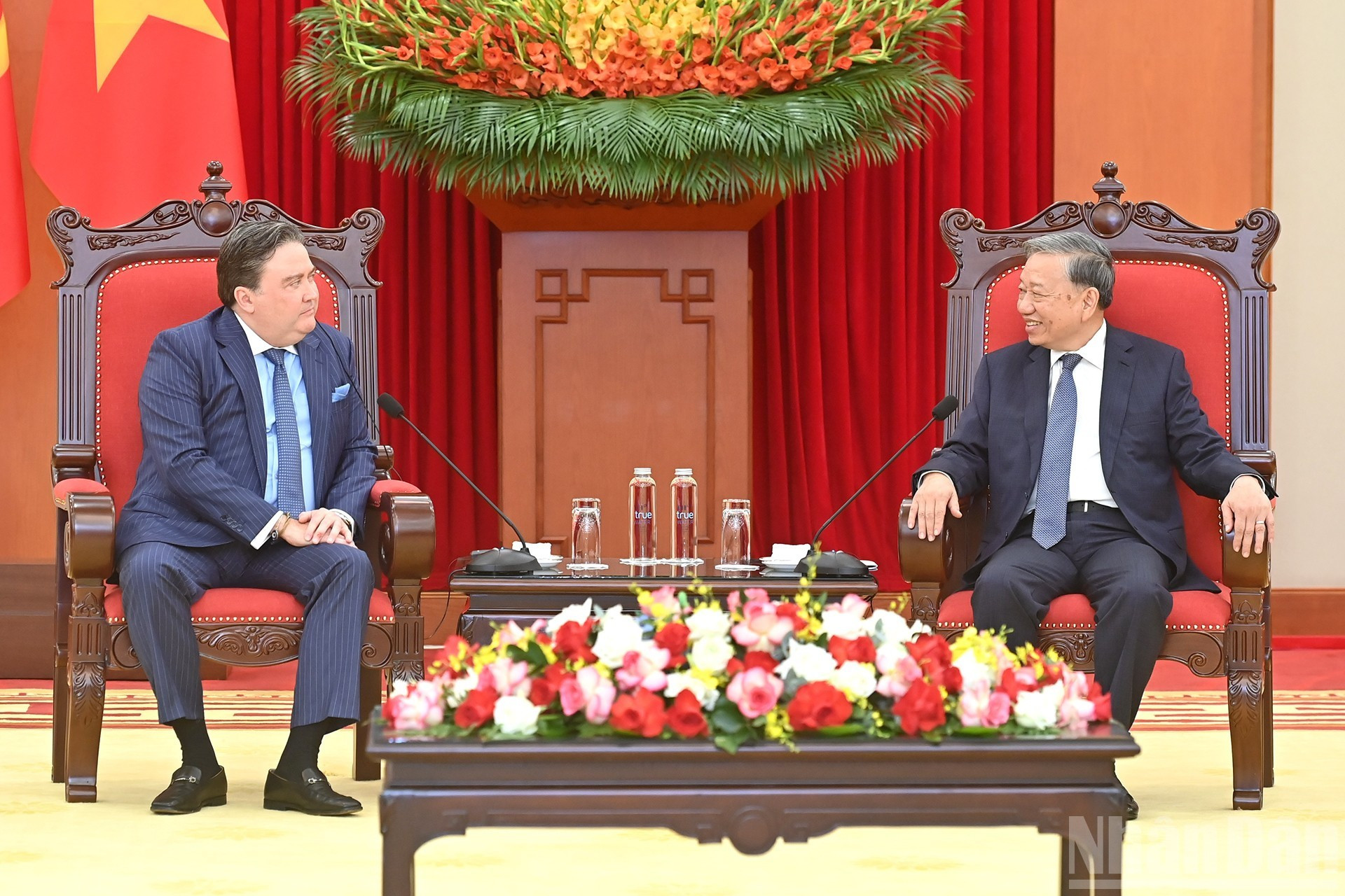 El secretario general del Partido Comunista de Vietnam, To Lam, se reúne con el embajador de Estados Unidos en el país, Marc Knapper.