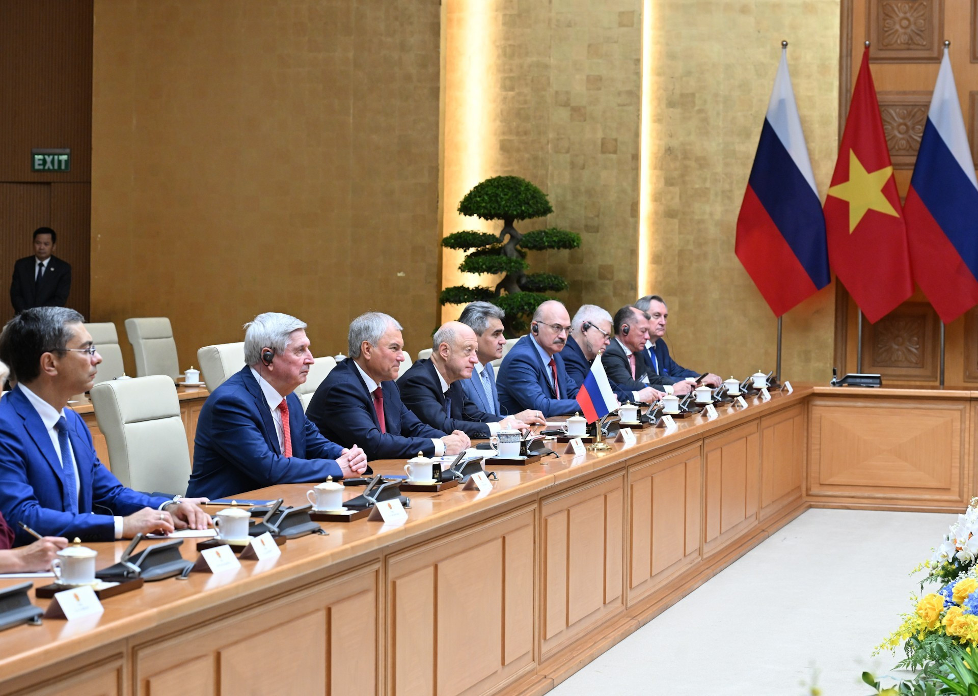 El presidente de la Duma Estatal de Rusia, Vyacheslav Volodin, y sus acompañantes se reúnen con el primer ministro vietnamita, Pham Minh Chinh.