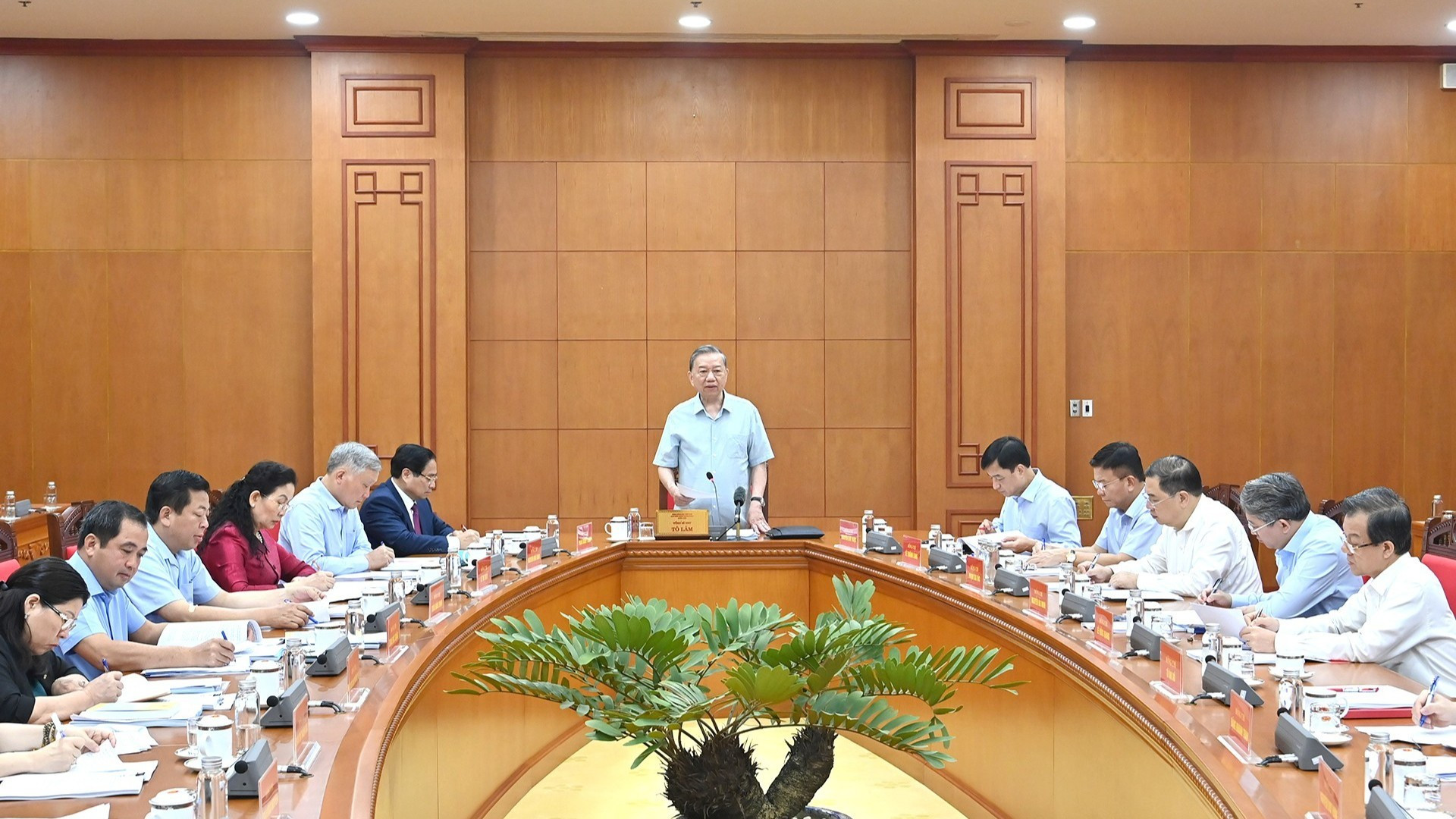 [Foto] Líder partidista vietnamita trabaja con Junta Permanente del Comité del Partido del Gobierno sobre Ley de Tierras (enmendada) y las leyes relacionadas