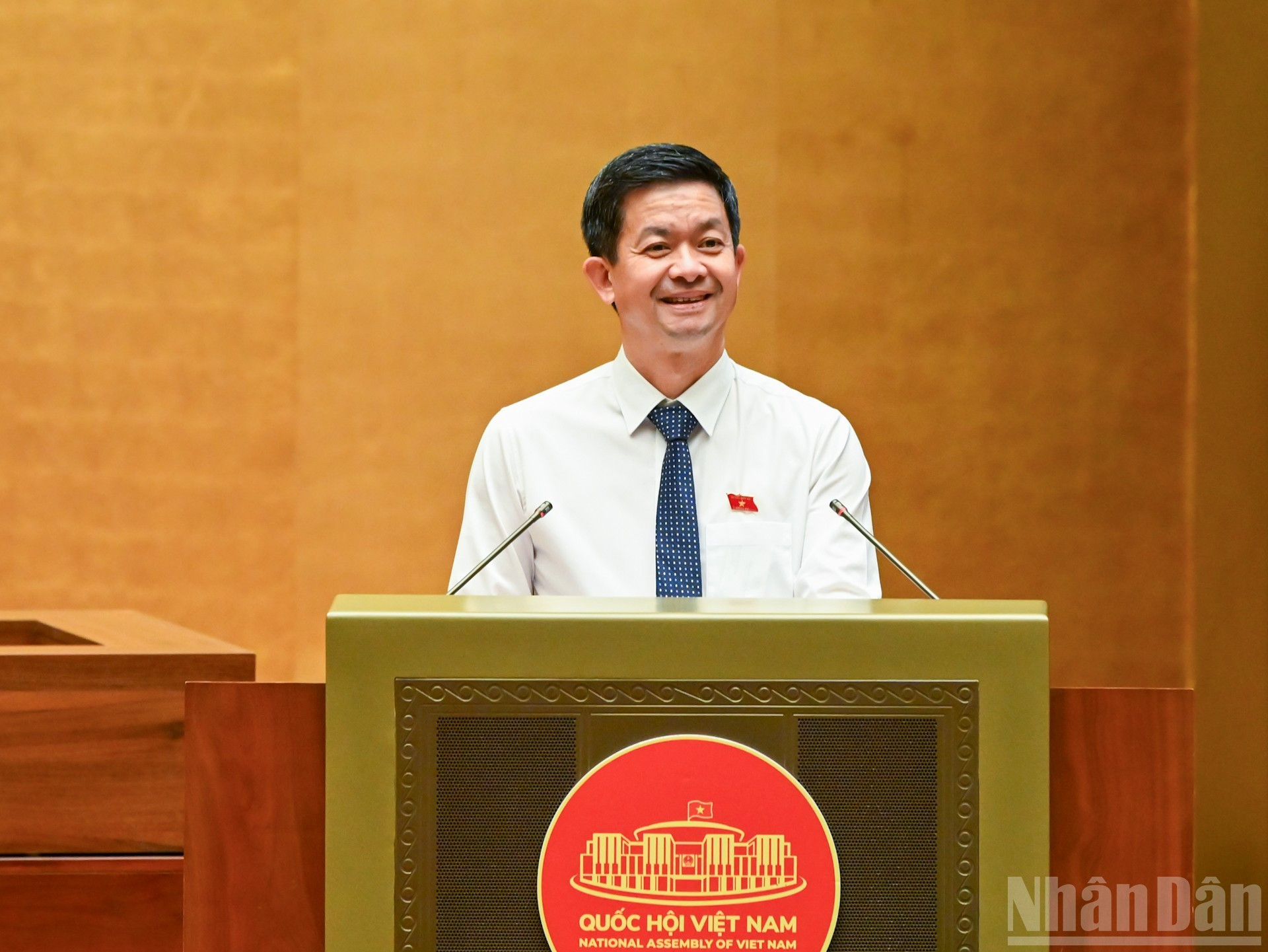 El secretario general de la Asamblea Nacional y jefe de la Oficina Parlamentaria, Le Quang Tung, habla en el evento.