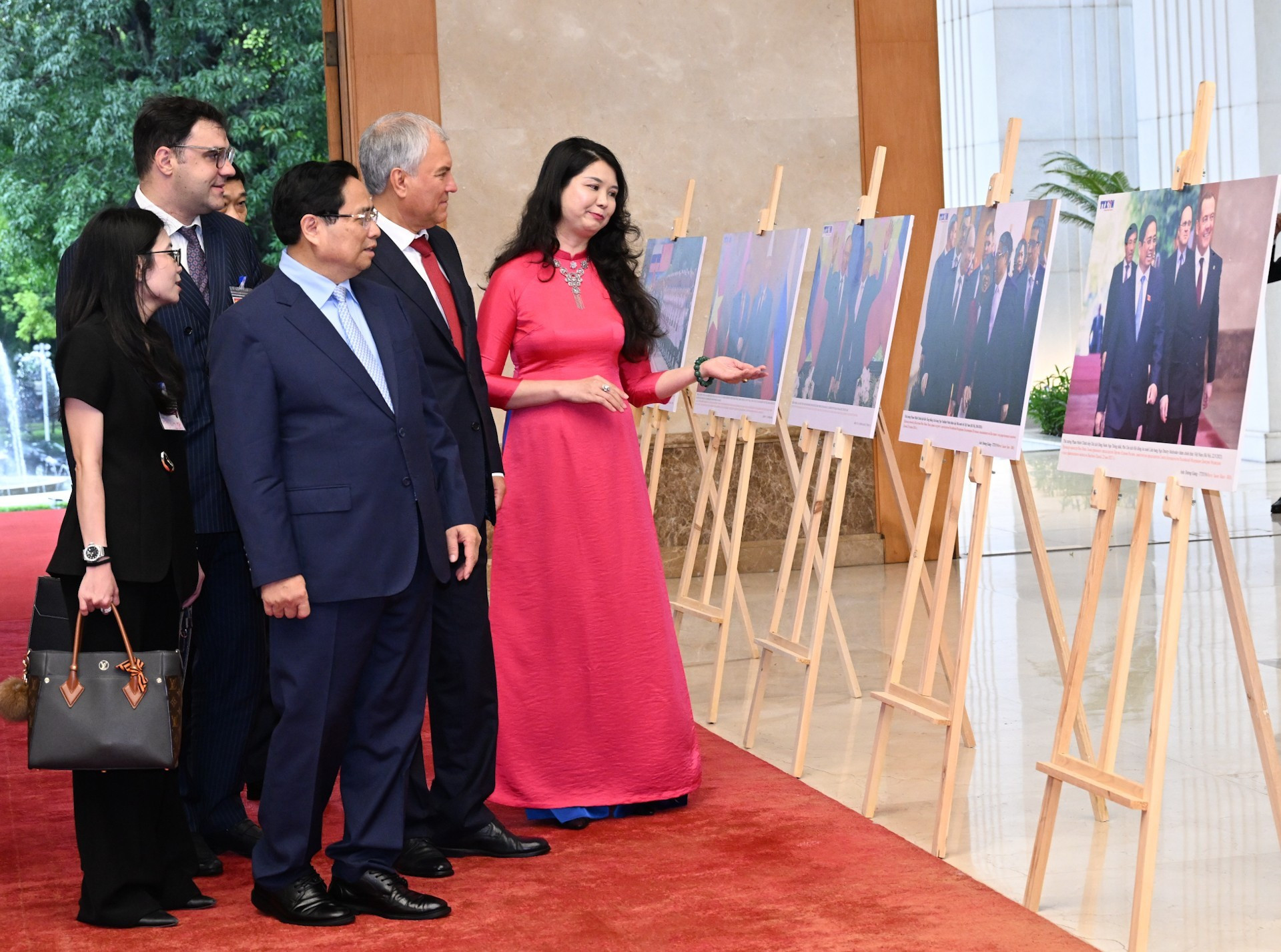 El primer ministro de Vietnam, Pham Minh Chinh, y el presidente de la Duma Estatal de Rusia, Vyacheslav Volodin, visitan una exposición de imágenes sobre la cooperación entre los dos países.