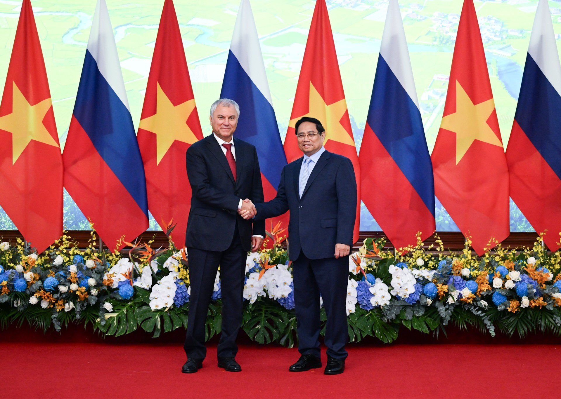 El primer ministro de Vietnam, Pham Minh Chinh (derecha), y el presidente de la Duma Estatal de Rusia, Vyacheslav Volodin.