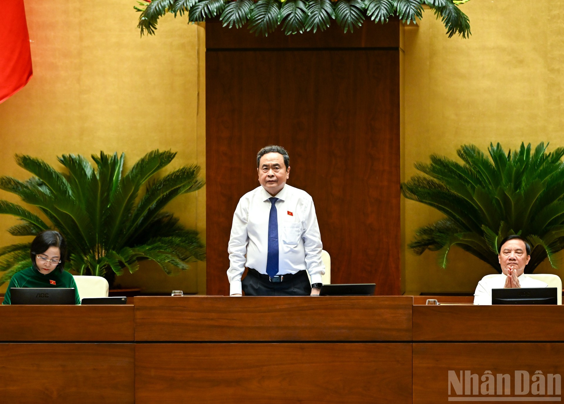 El presidente de la Asamblea Nacional de Vietnam, Tran Thanh Man, y los vicepresidentes del órgano dirigen la conferencia.