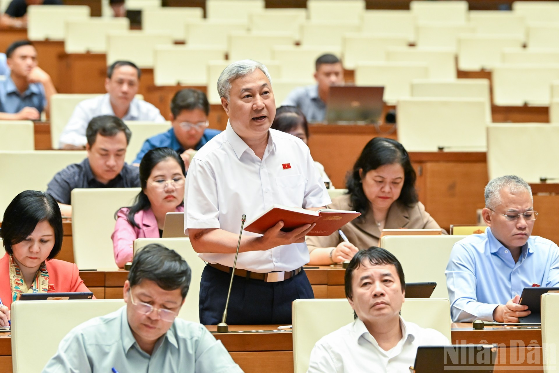 El diputado Tran Van Lam, de la provincia de Bac Ninh, expresa su opinión.