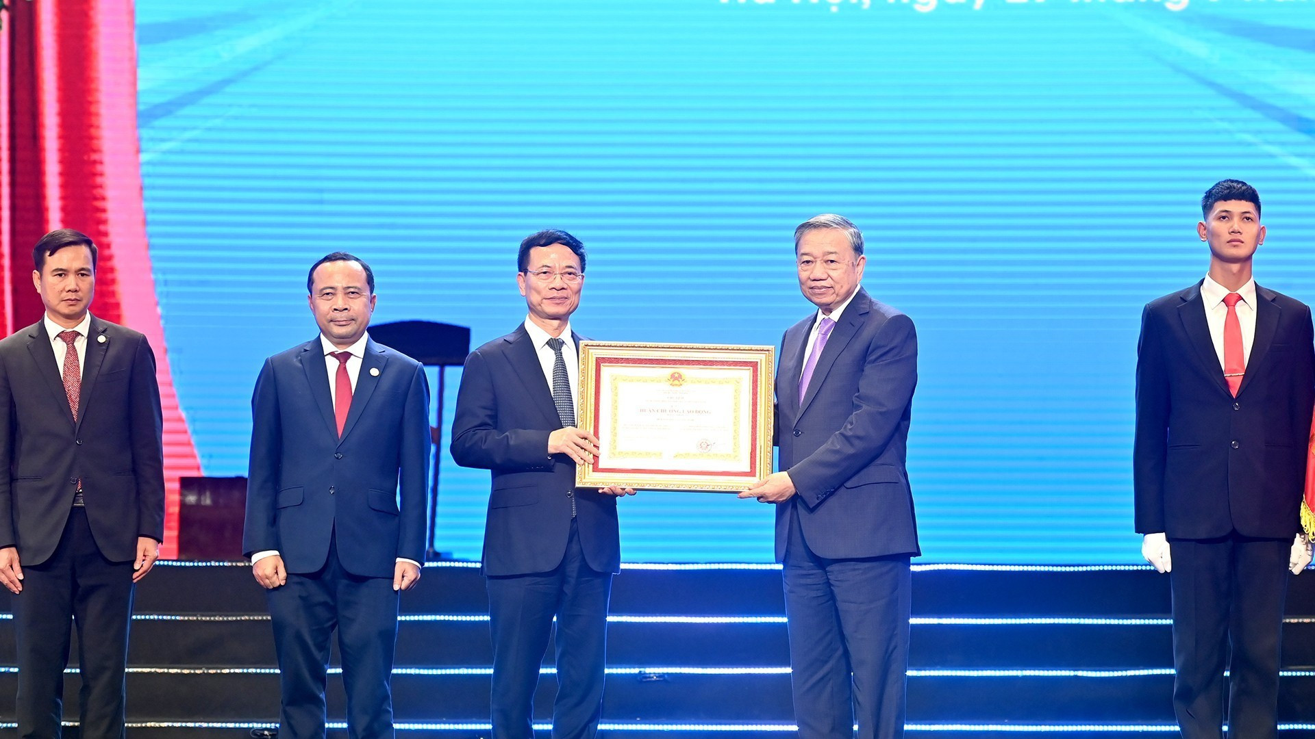 El secretario general del Partido Comunista de Vietnam, To Lam, entrega la Orden de Trabajo de primera clase al Ministerio de Ciencia y Tecnología.