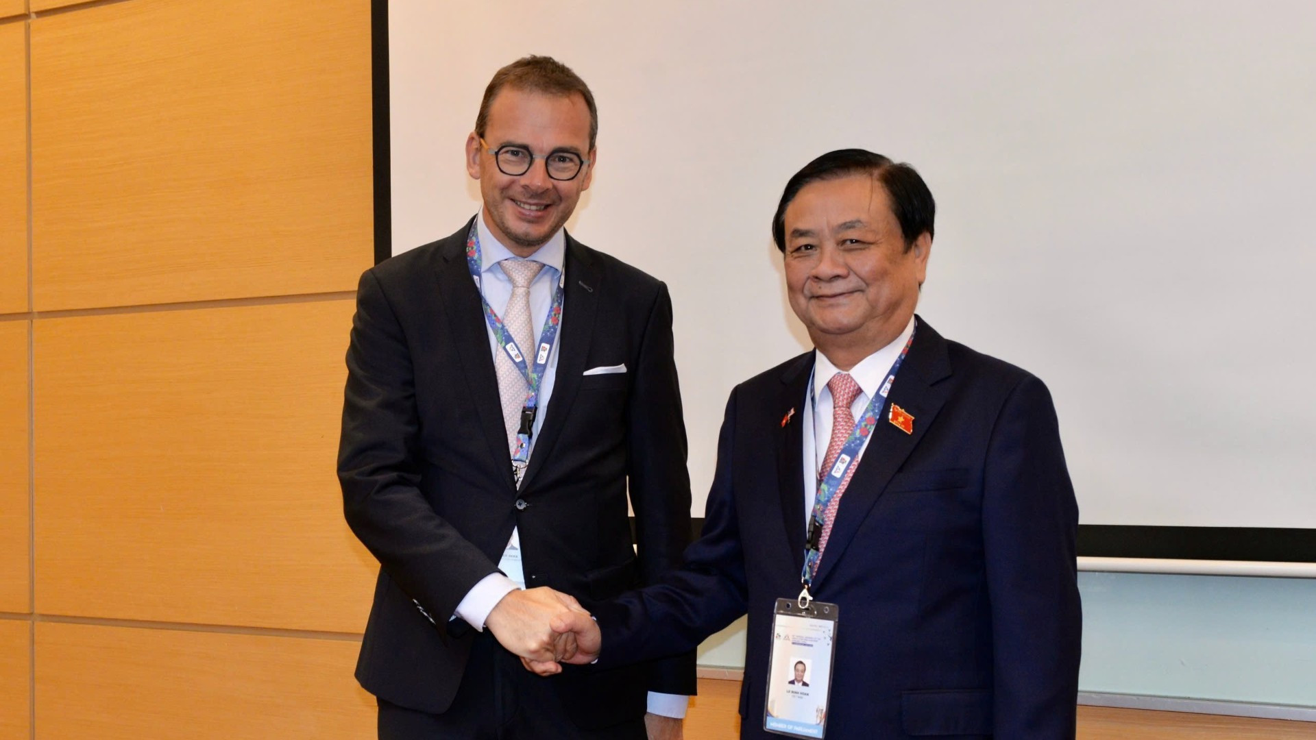 [Foto] Vicepresidente de Parlamento vietnamita se reúne con jefe de delegación del Parlamento Europeo 