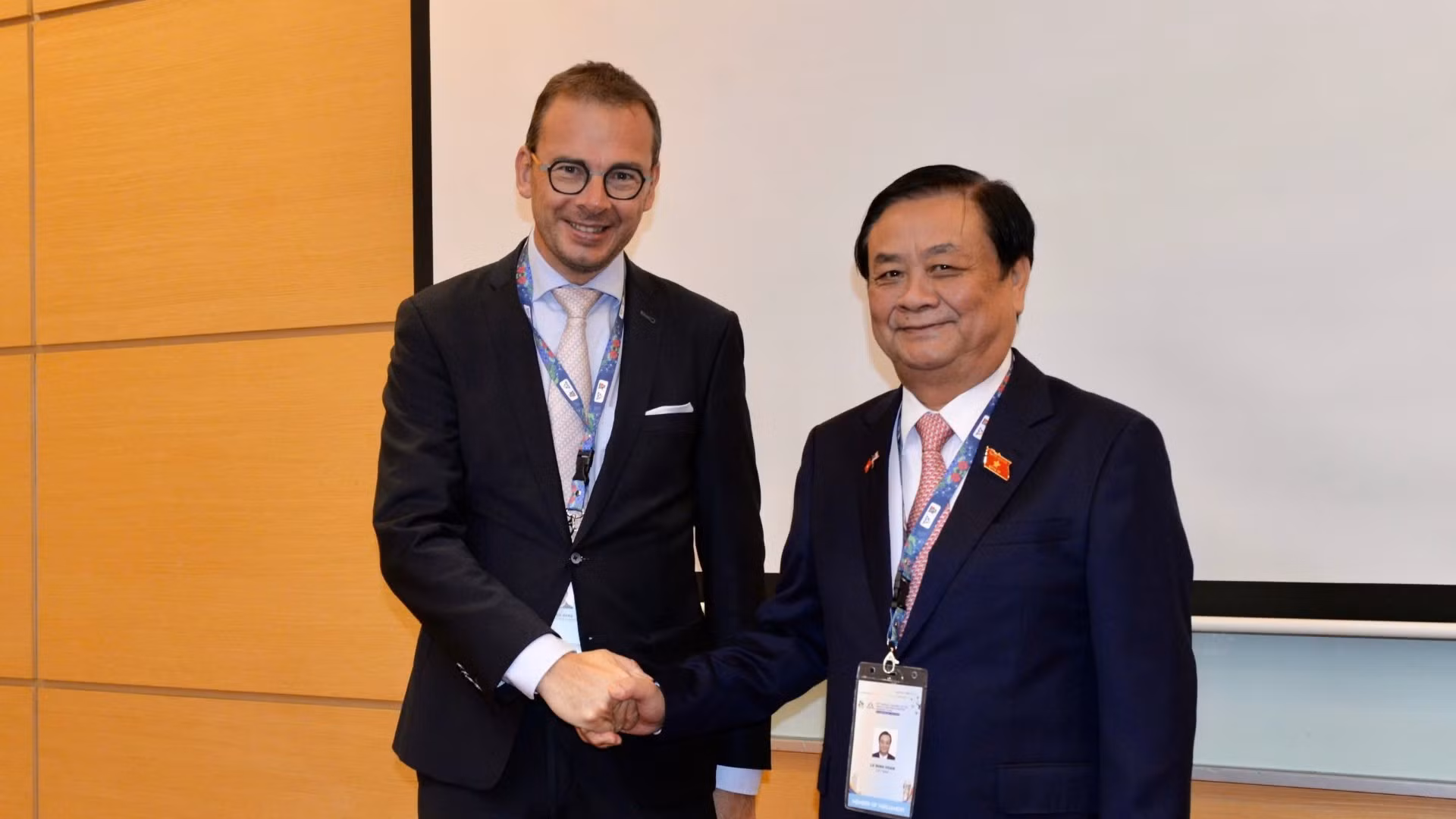 [Foto] Vicepresidente de Parlamento vietnamita se reúne con jefe de delegación del Parlamento Europeo 