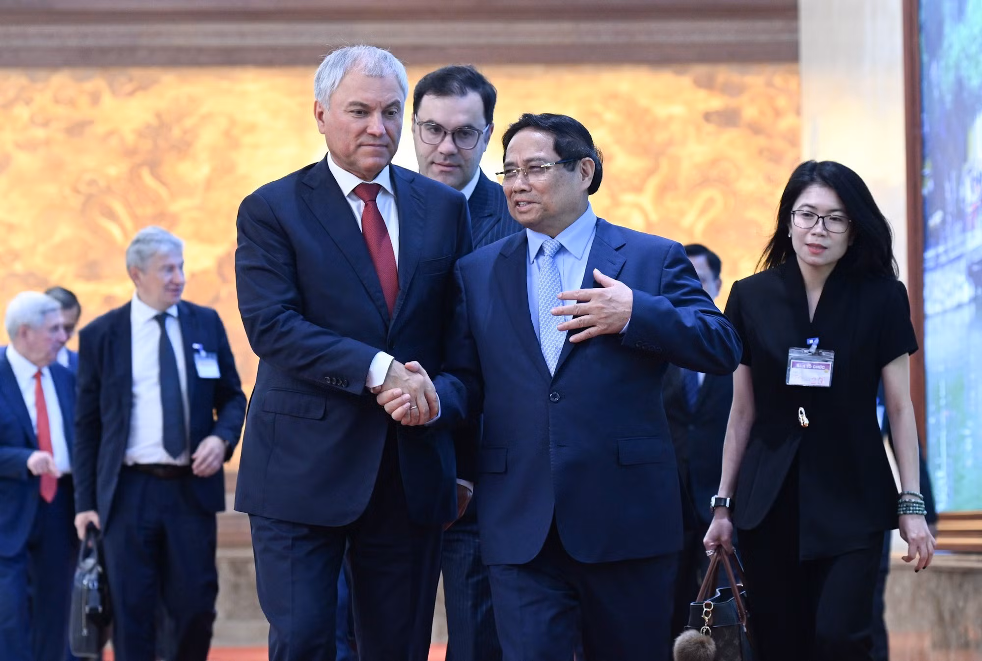 El primer ministro vietnamita, Pham Minh Chinh, despide al presidente de la Duma Estatal de Rusia, Vyacheslav Volodin.