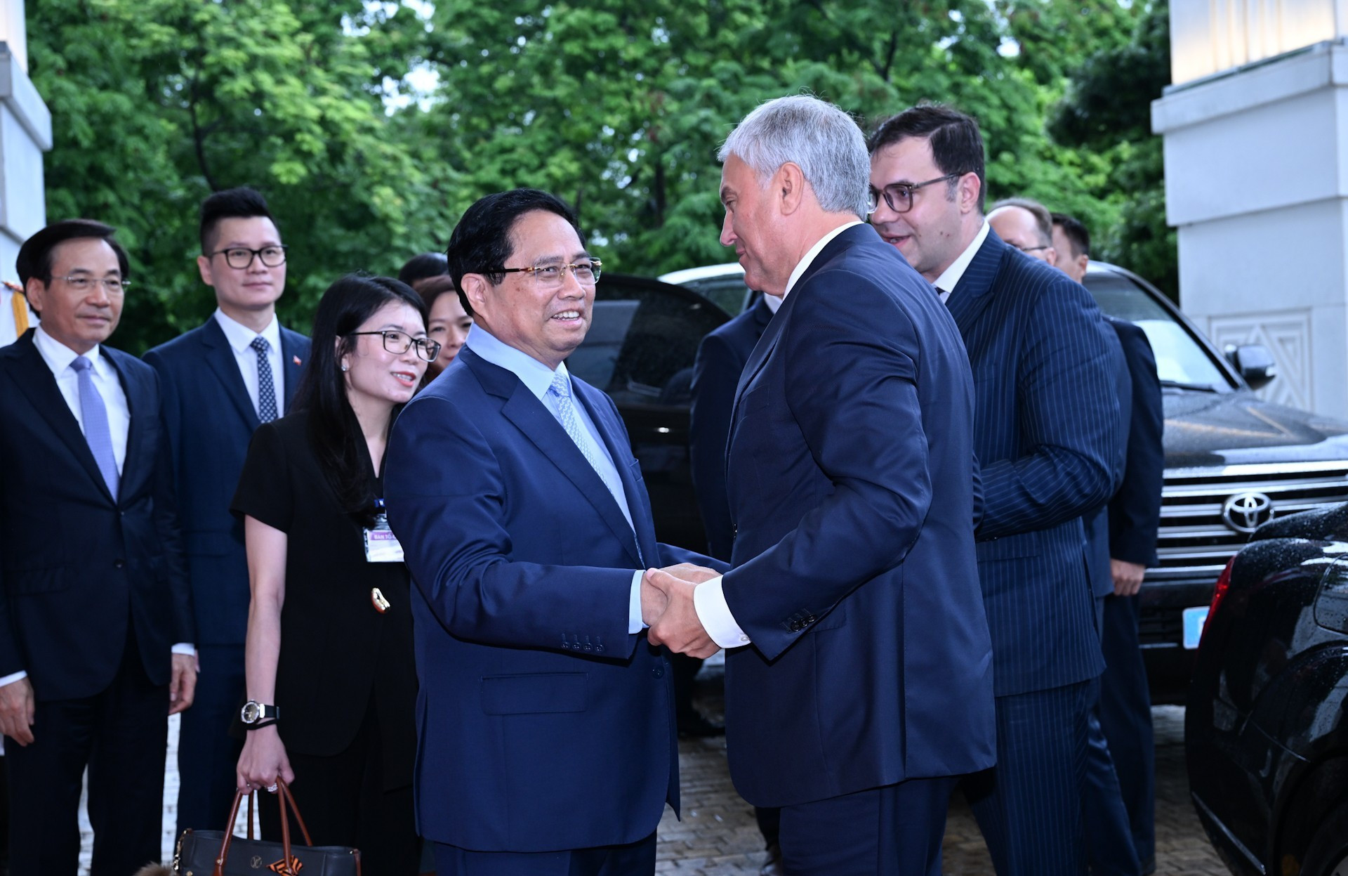 El primer ministro de Vietnam, Pham Minh Chinh, recibe al presidente de la Duma Estatal de Rusia, Vyacheslav Volodin.