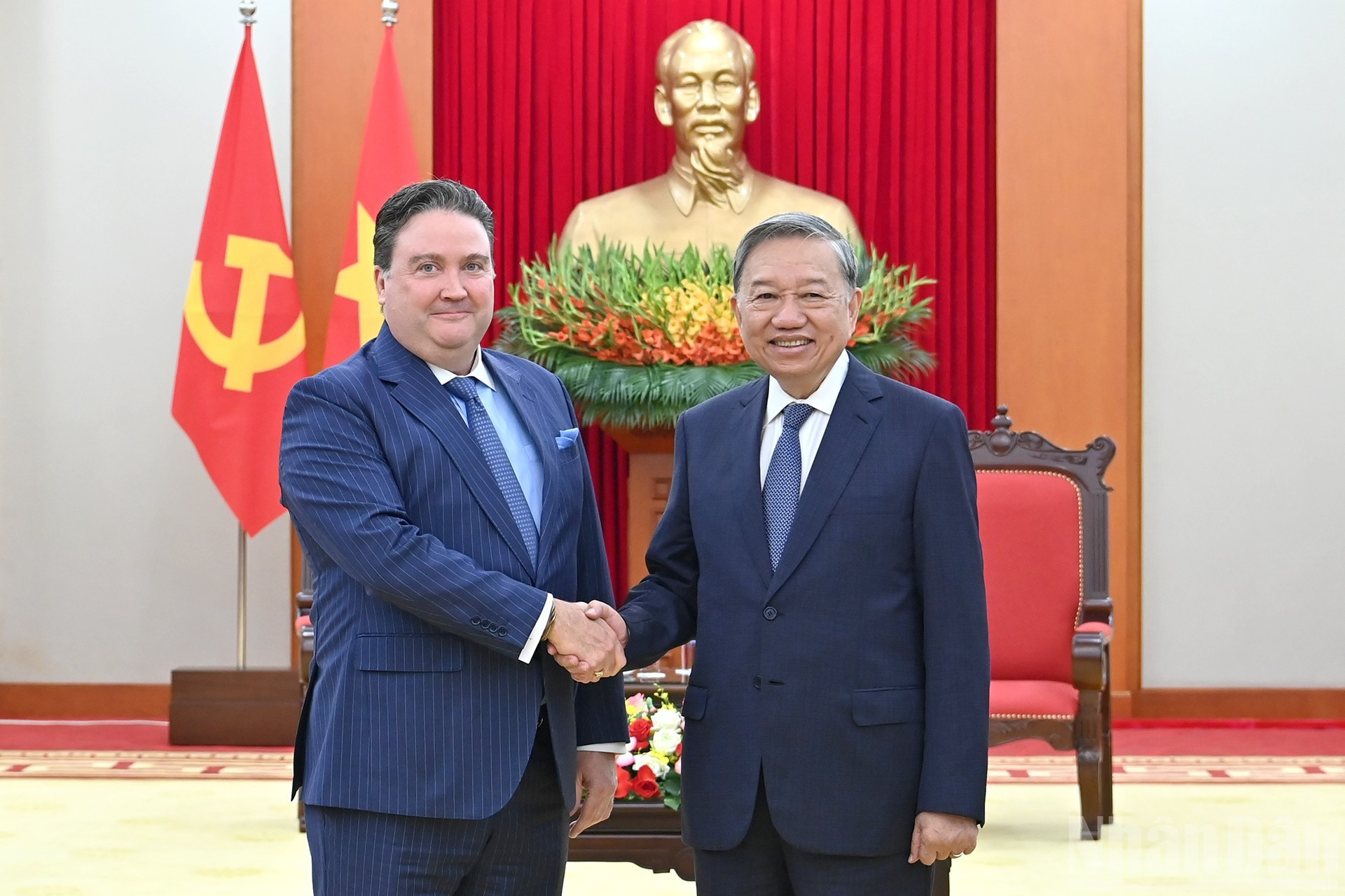 El secretario general del Partido Comunista de Vietnam, To Lam, y el embajador de Estados Unidos en el país, Marc Knapper.