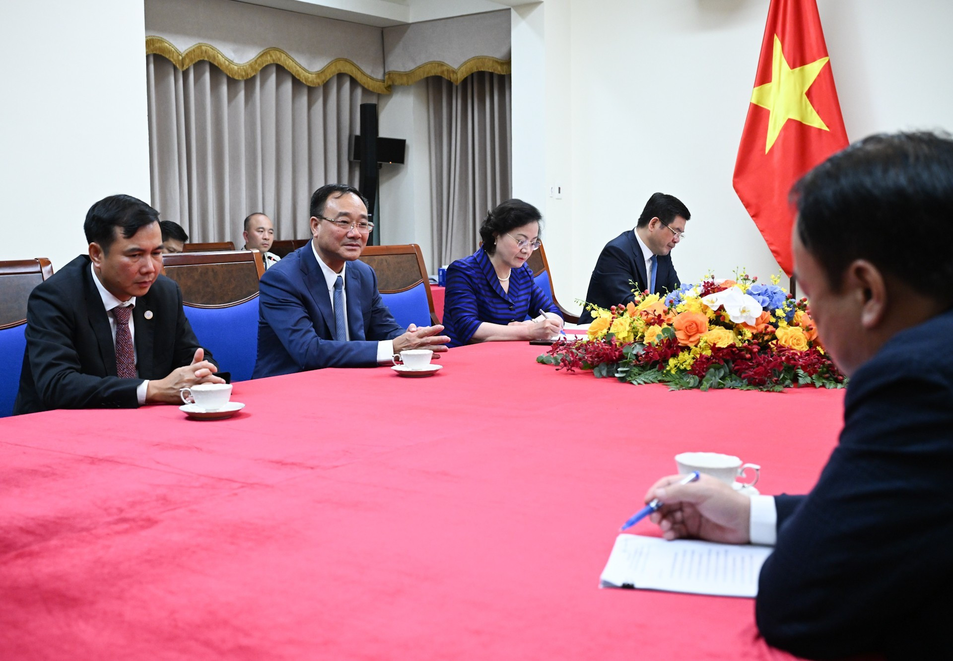Representantes de ministerios y sectores vietnamitas. Representantes de ministerios y sectores vietnamitas.