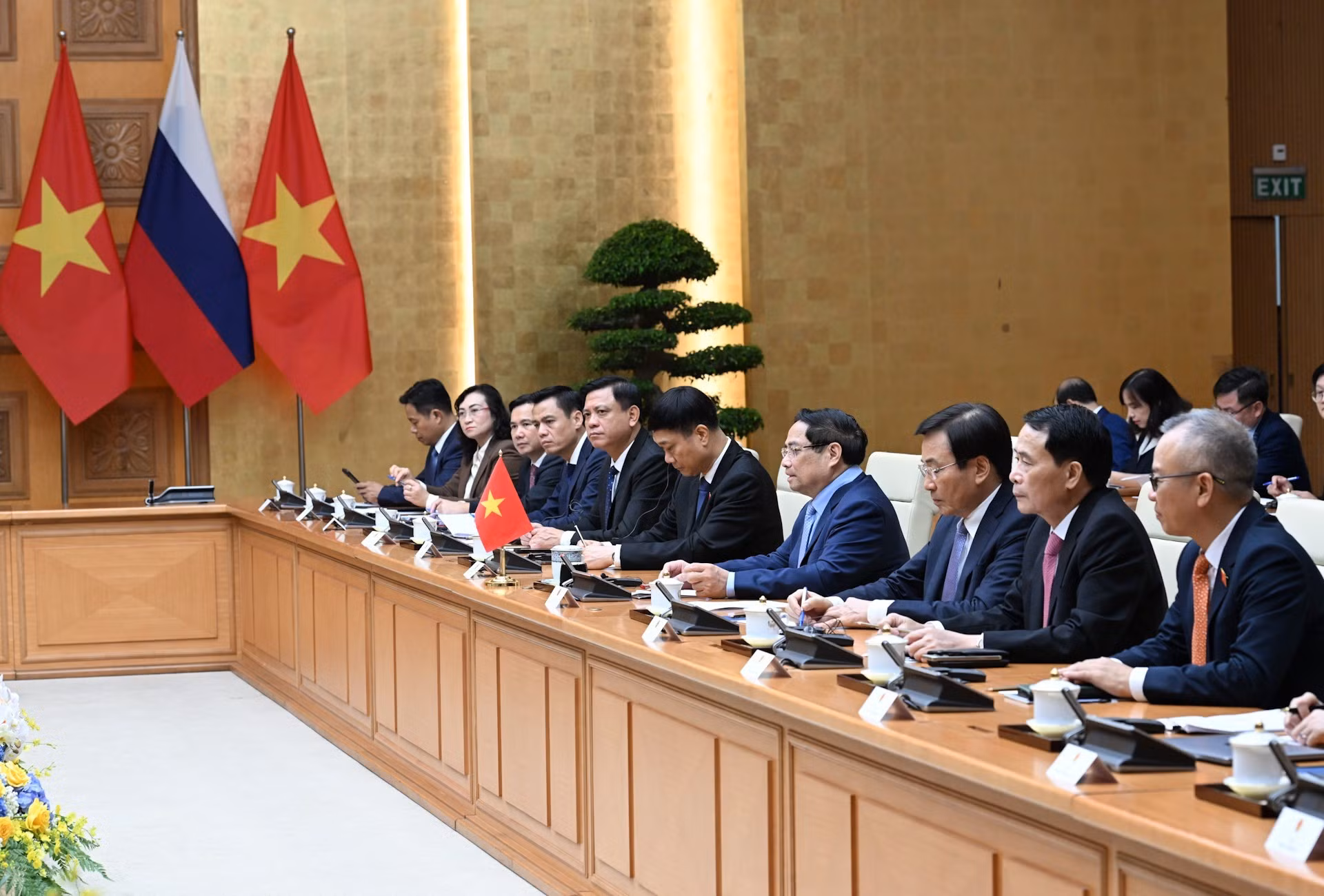 El primer ministro de Vietnam, Pham Minh Chinh, y miembros del Gobierno se reúnen con el presidente de la Duma Estatal de Rusia, Vyacheslav Volodin.