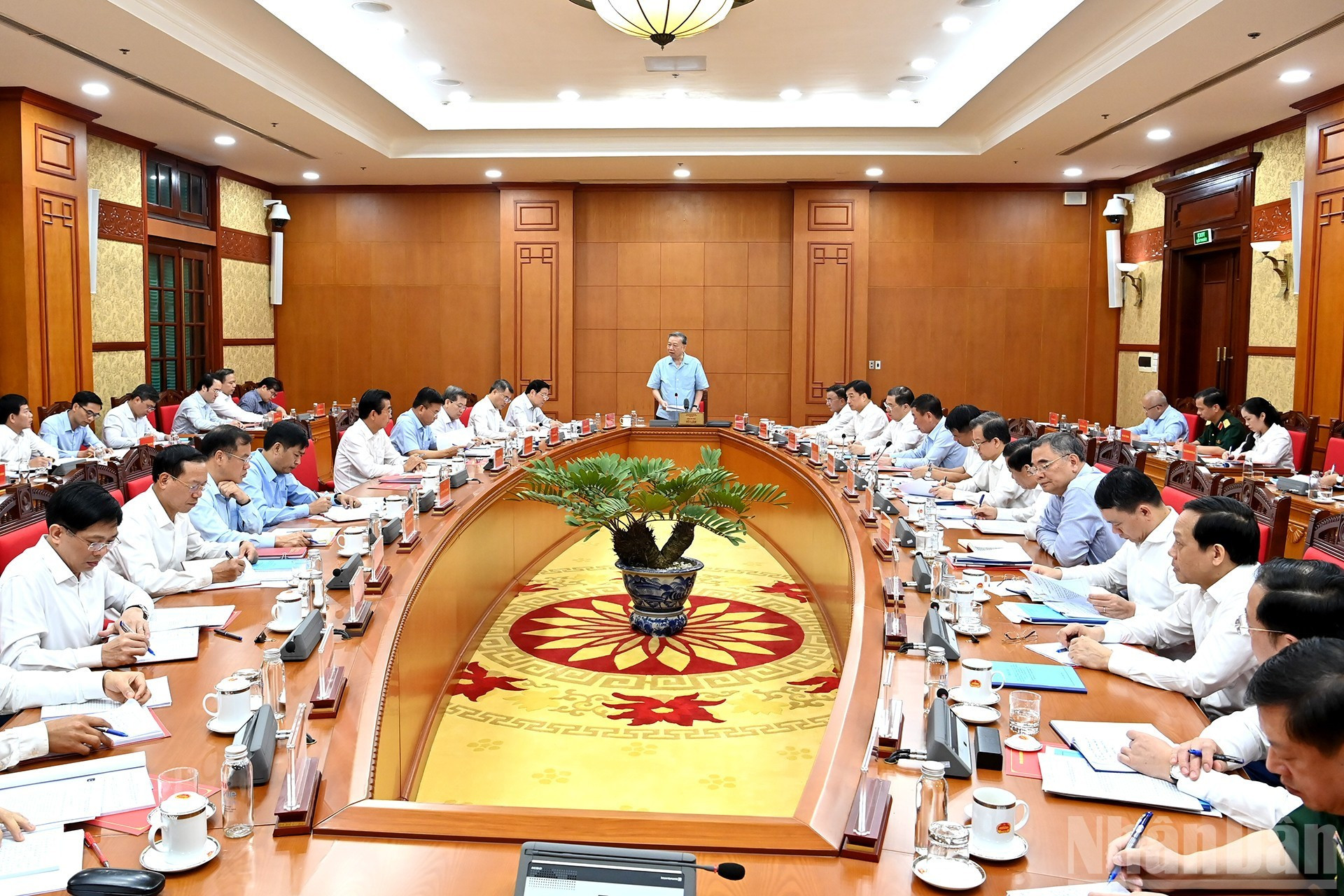 El secretario general del Partido Comunista de Vietnam, To Lam, preside la reunión.