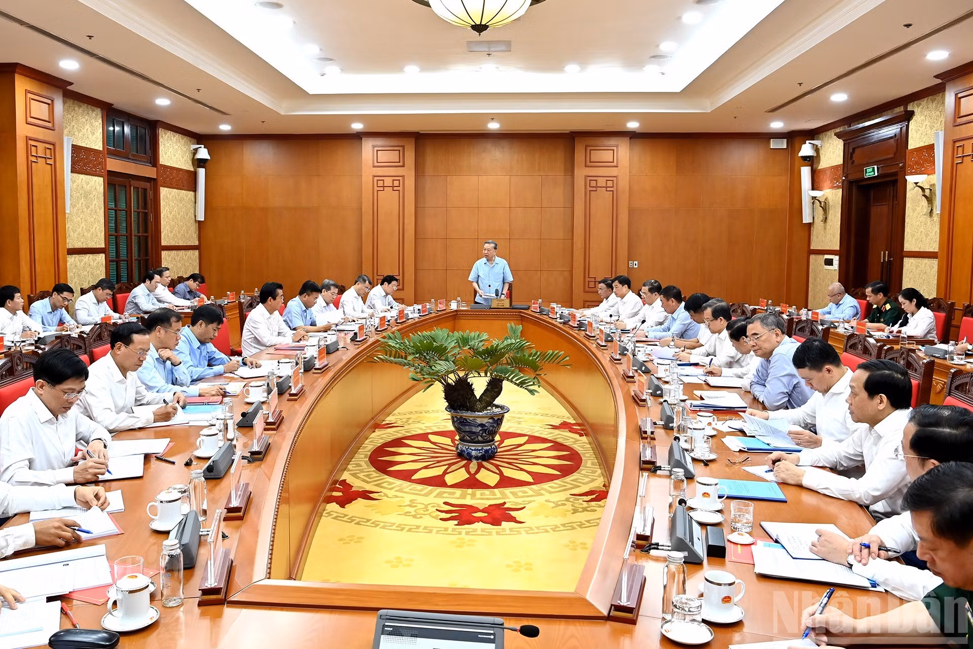 El secretario general del Partido Comunista de Vietnam, To Lam, preside la reunión.