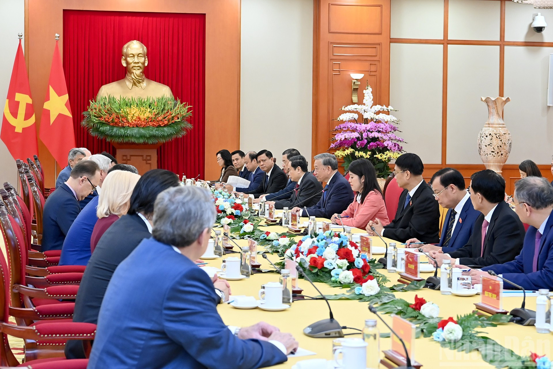 El secretario general del Partido Comunista de Vietnam, To Lam, y los delegados en la cita. El secretario general del Partido Comunista de Vietnam, To Lam, y los delegados en la cita.