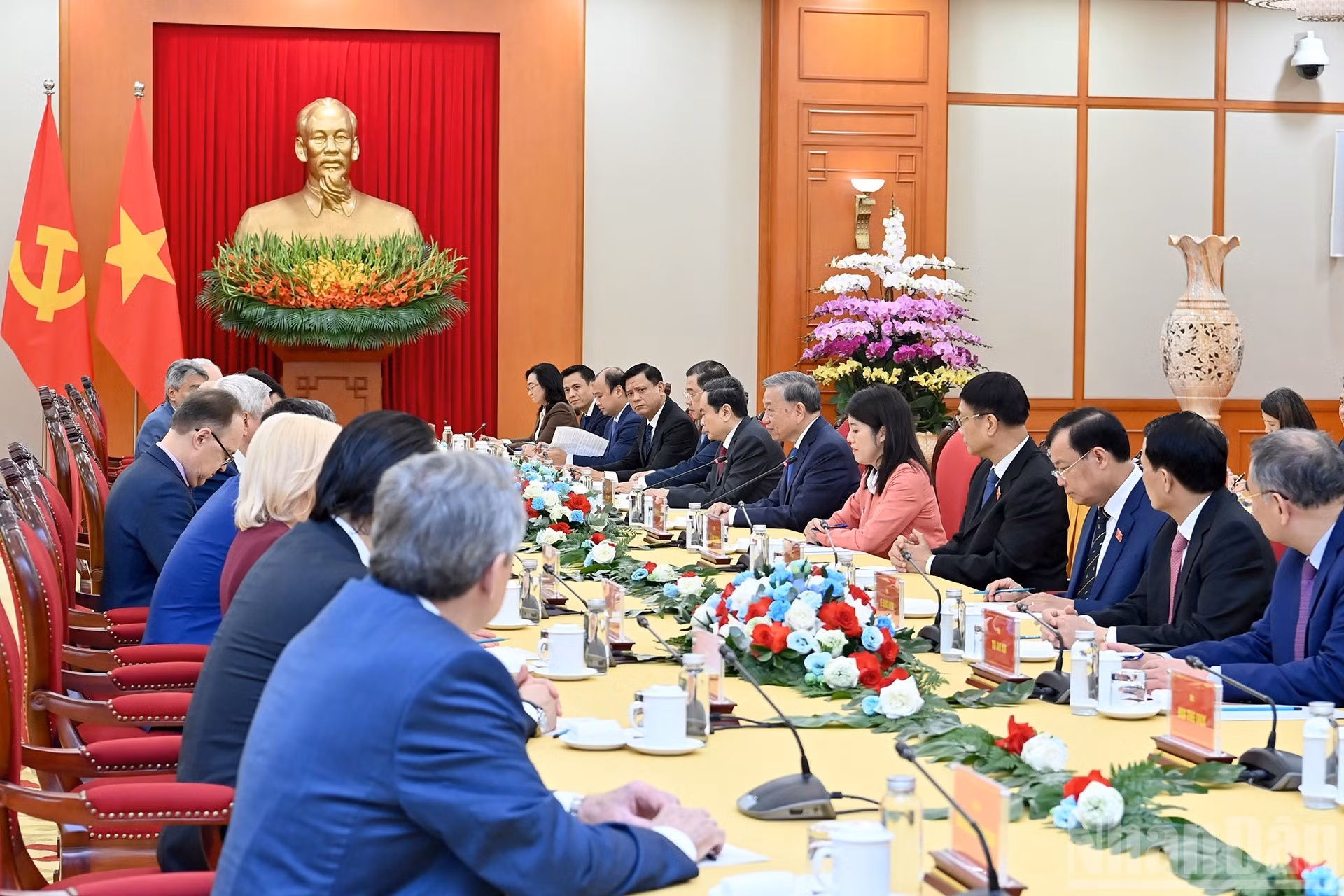 El secretario general del Partido Comunista de Vietnam, To Lam, y los delegados en la cita.