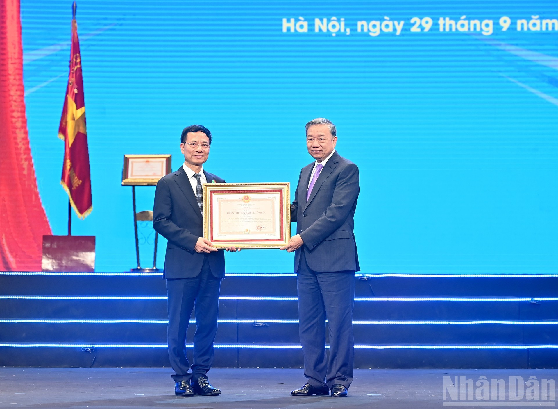 El secretario general del Partido Comunista de Vietnam, To Lam, entrega la Orden de Defensa de la Patria de primera clase al ministro de Ciencia y Tecnología, Nguyen Manh Hung.