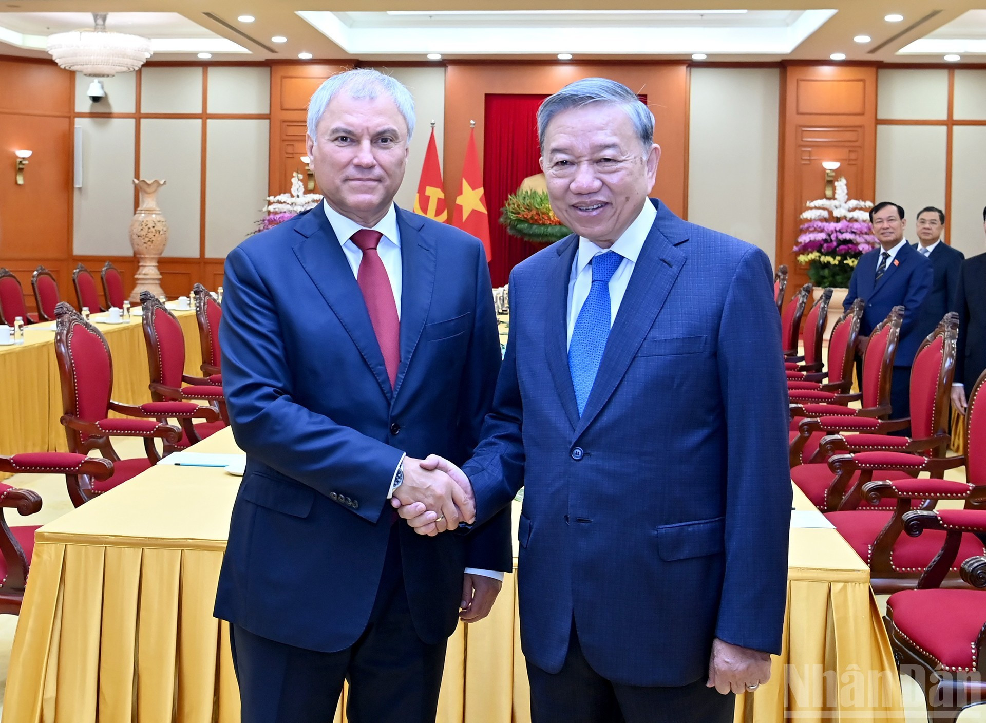 El secretario general del Partido Comunista de Vietnam, To Lam (derecha), y el presidente de la Duma Estatal de Rusia, Vyacheslav Volodin. El secretario general del Partido Comunista de Vietnam, To Lam (derecha), y el presidente de la Duma Estatal de Rusia, Vyacheslav Volodin.
