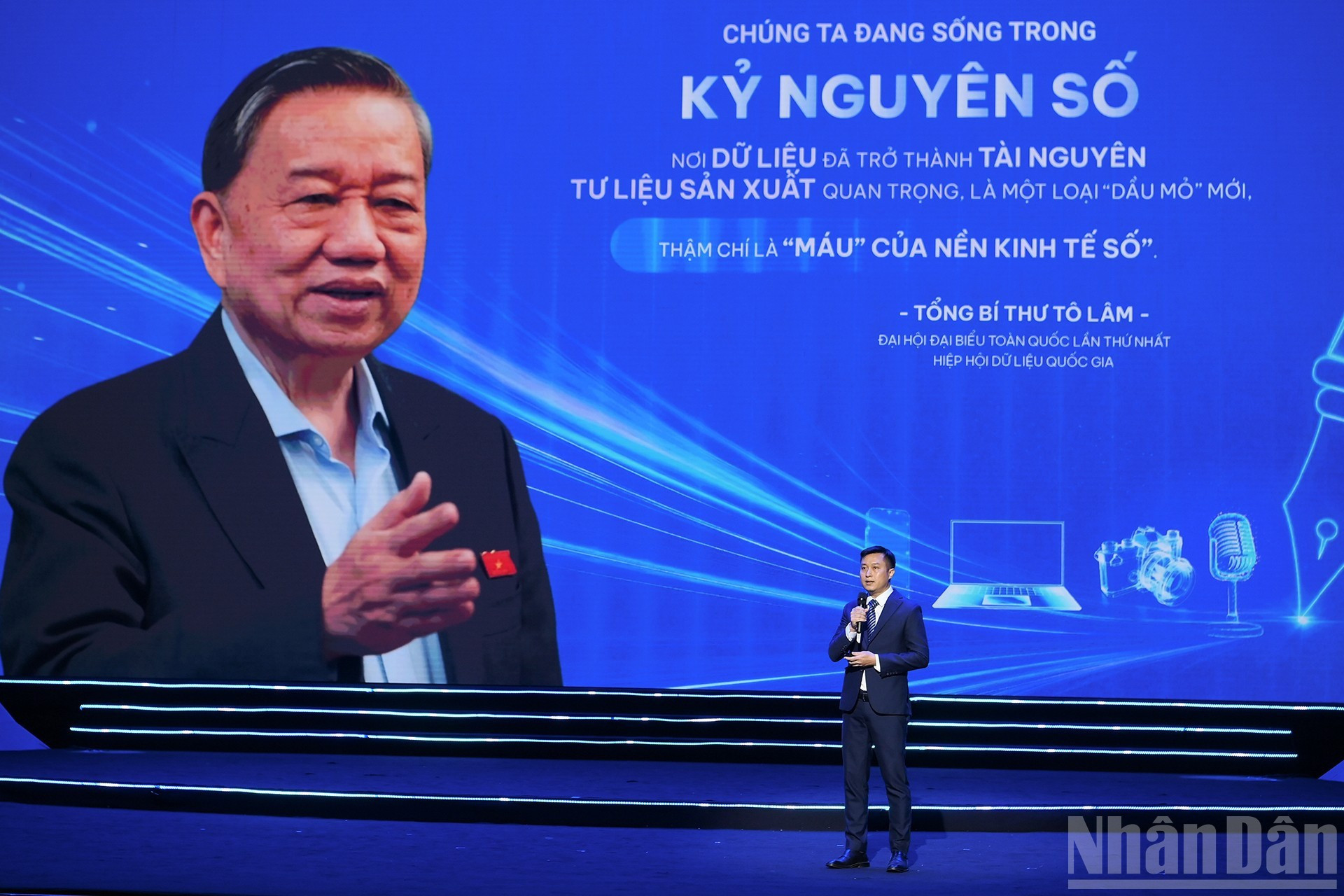 El periodista Nguyen Hoang Nhat, subjefe de la Redacción de Nhan Dan Digital, en representación de la generación más joven del diario, pronuncia un discurso en la ceremonia conmemorativa. (Foto: Dang Khoa)