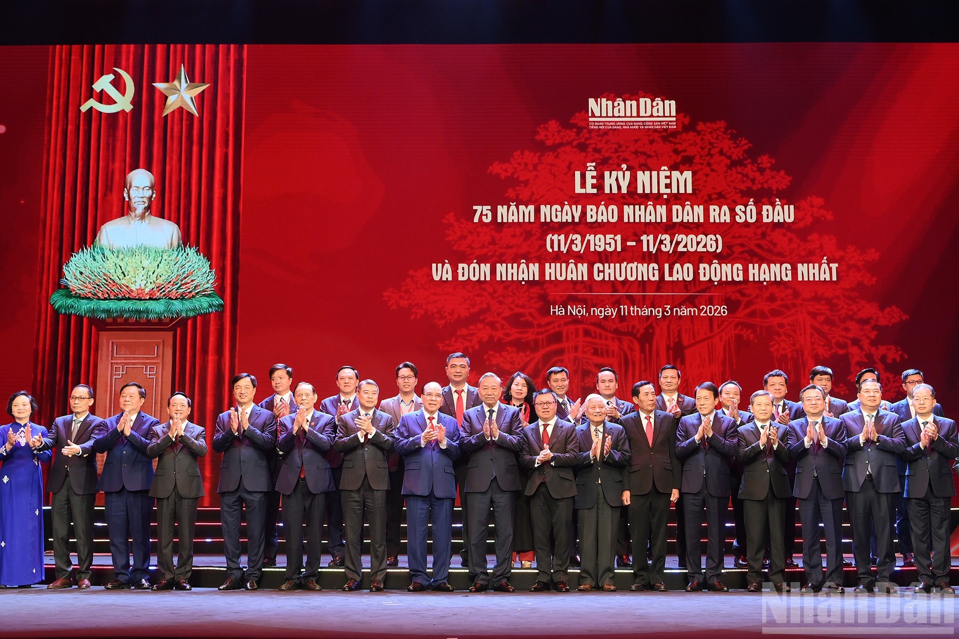 El secretario general del PCV, To Lam, junto con otros líderes y exdirigentes del Partido y del Estado, se toman una foto junto a directivos, periodistas, editores, personal y trabajadores del periódico Nhan Dan. (Foto: Dang Khoa)