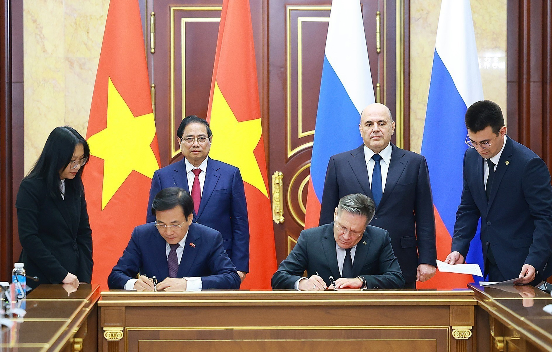 [Foto] Premieres de Vietnam y Rusia presencian ceremonia de firma de acuerdo de cooperación para construcción de central nuclear