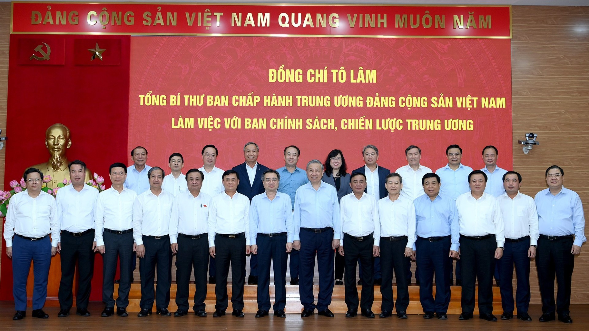 [Foto] Líder partidista vietnamita se reúne con Comisión de Política y Estrategia del Comité Central del PCV