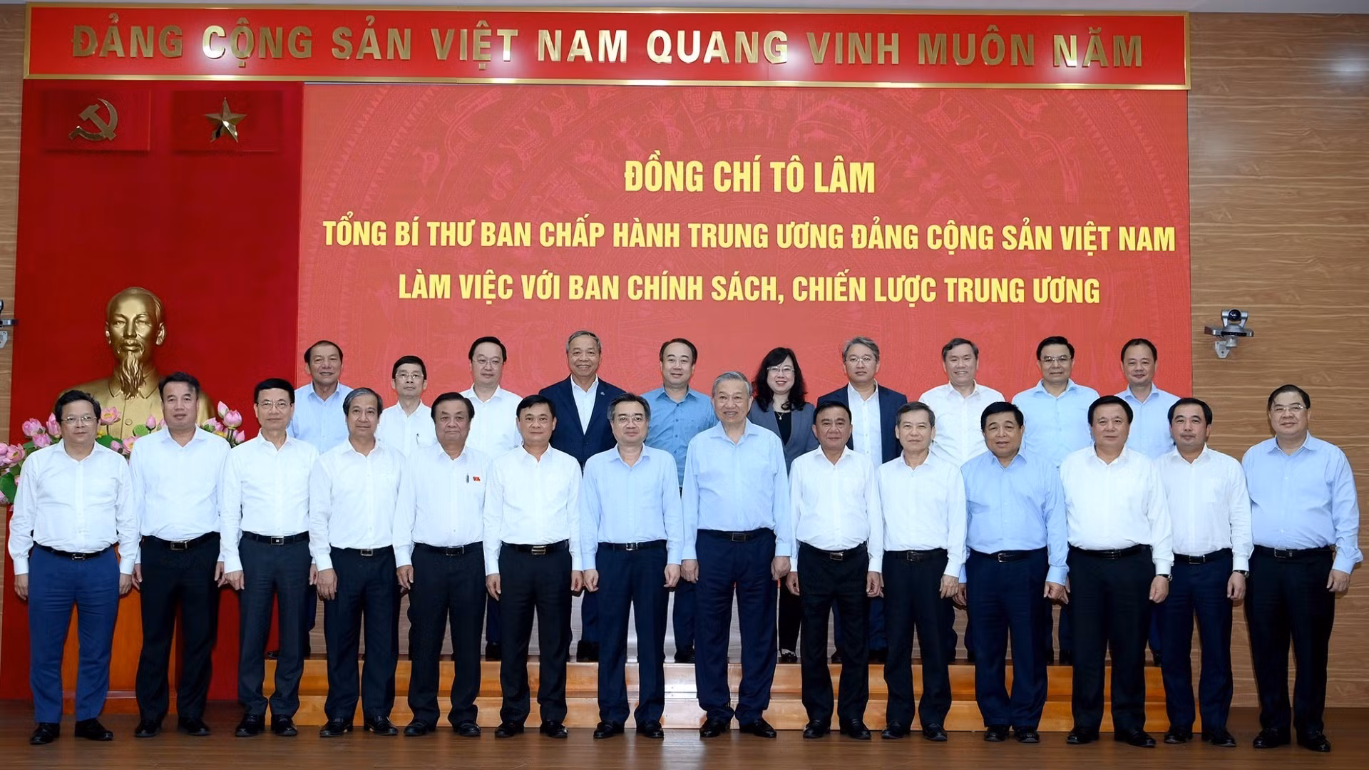 [Foto] Líder partidista vietnamita se reúne con Comisión de Política y Estrategia del Comité Central del PCV