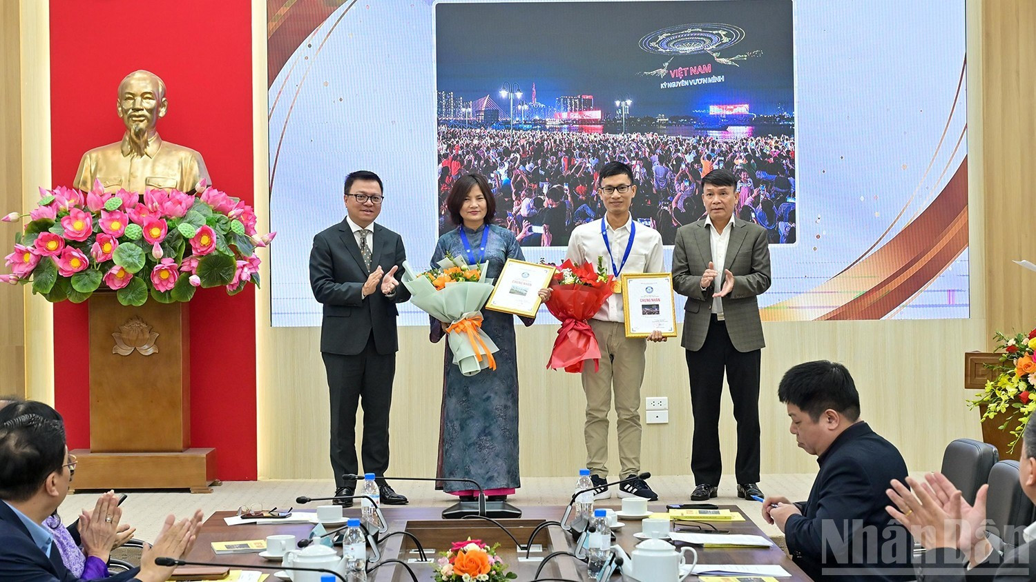 Galardonan a ganadores de concurso fotográfico “Vietnam en el camino de la renovación”